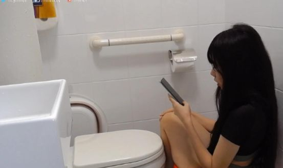 站在楼上往下看她家厕所,居然一清二楚,而她不知
