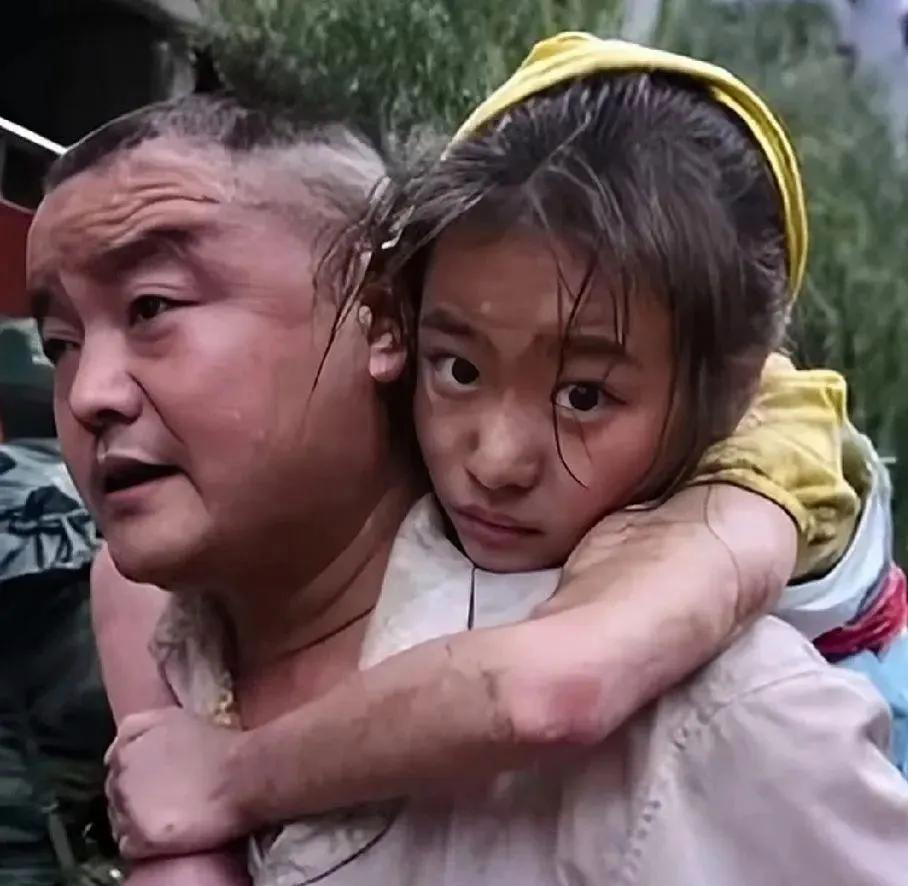 汶川地震中小女孩图片