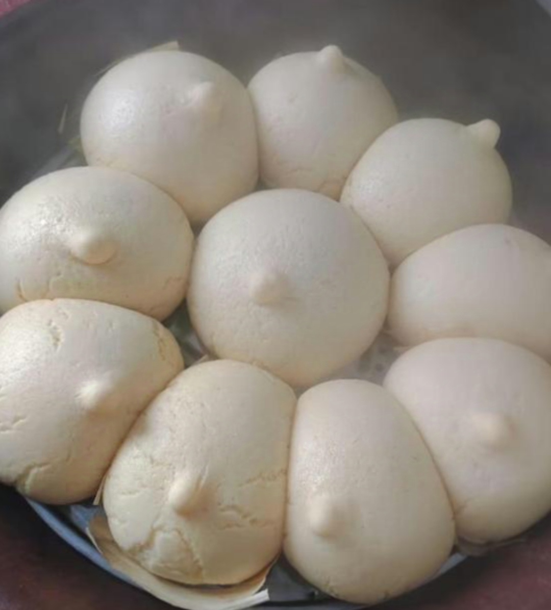 今天下班回家,老婆特别兴奋地跟我说她做了馒头,还是热乎乎刚出锅的呢