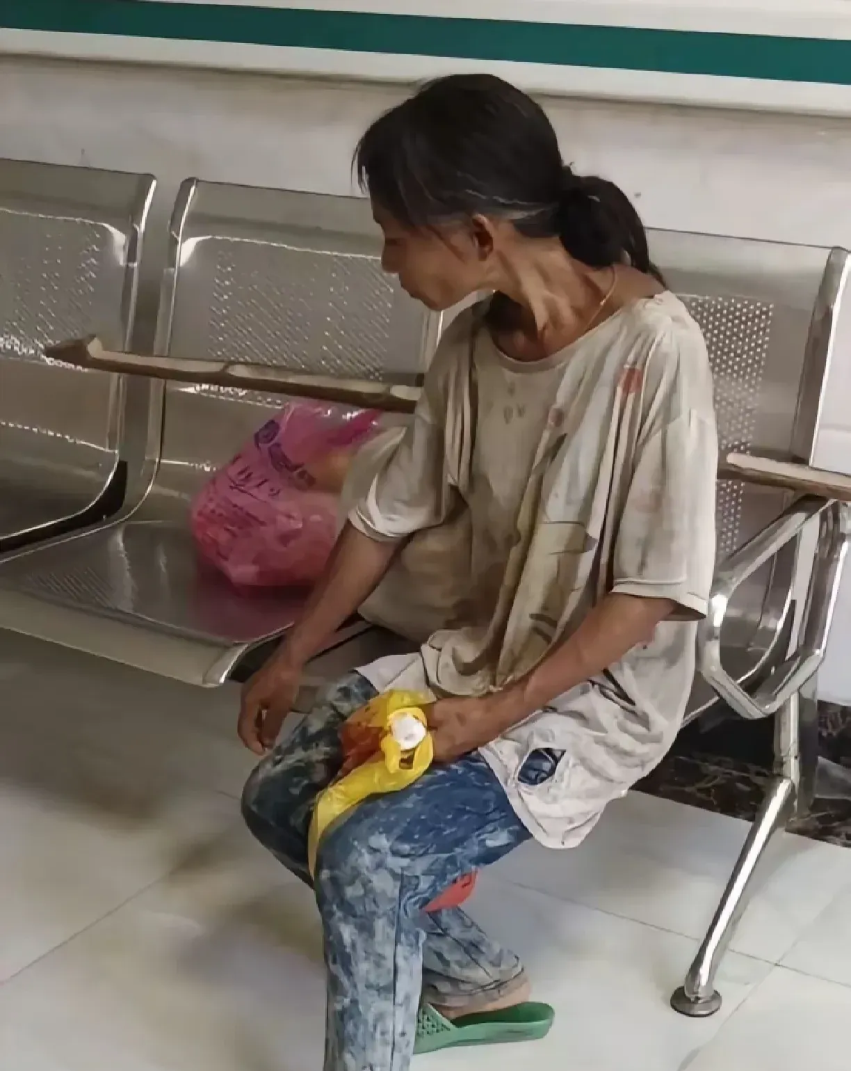 面对陌生人的问候,她潜意识地自我保护,眼