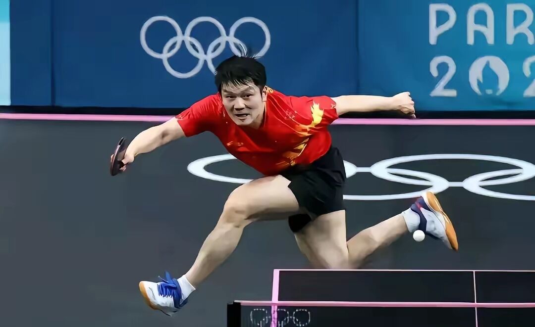 小胖樊振东,那可是全力以赴,肌肉线条紧绷得像蓄势待发的箭,动作大