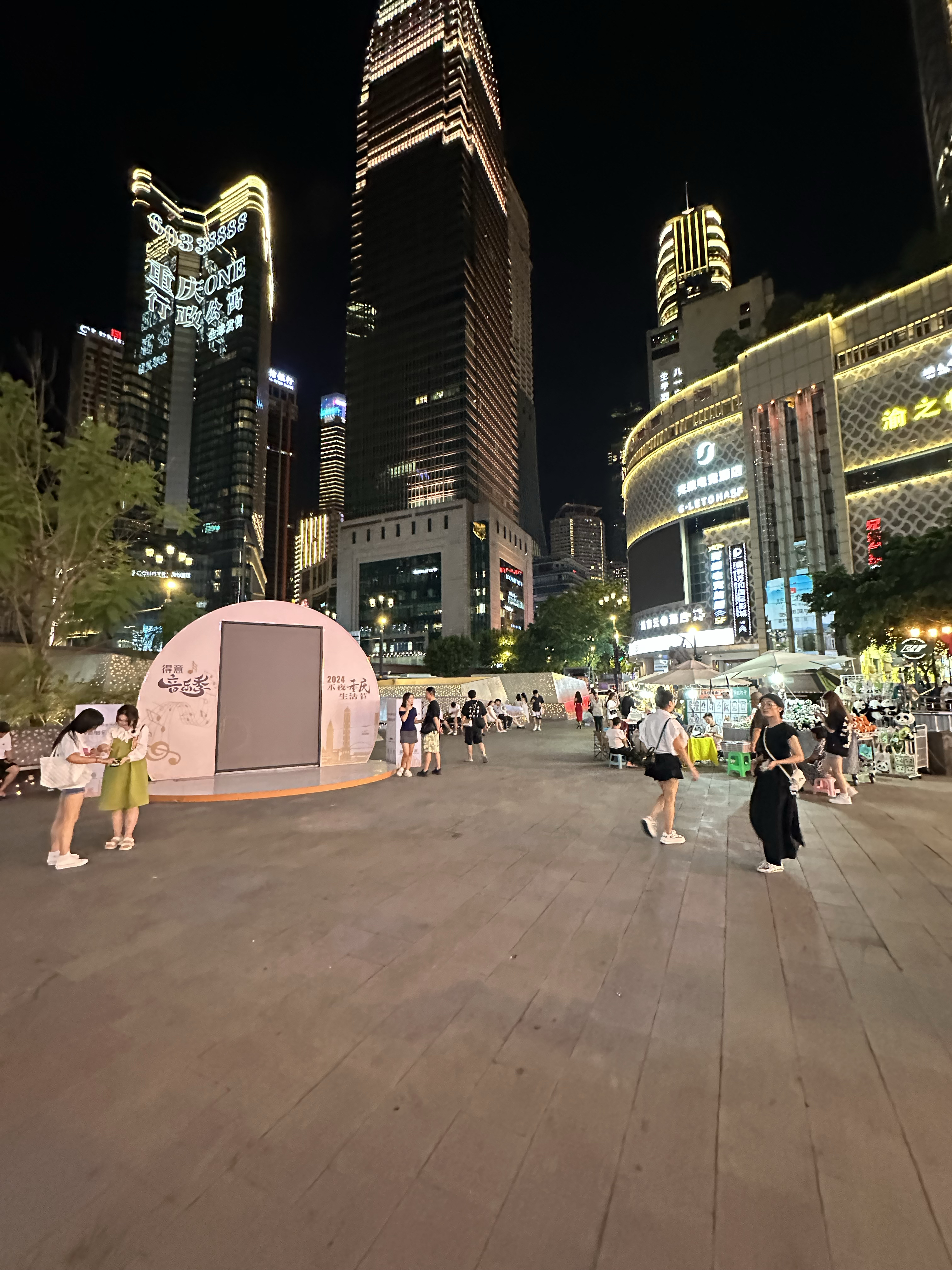 所以,9月15日晚上,重庆解放碑,八一路好吃街,较场口夜市街,客流量比较