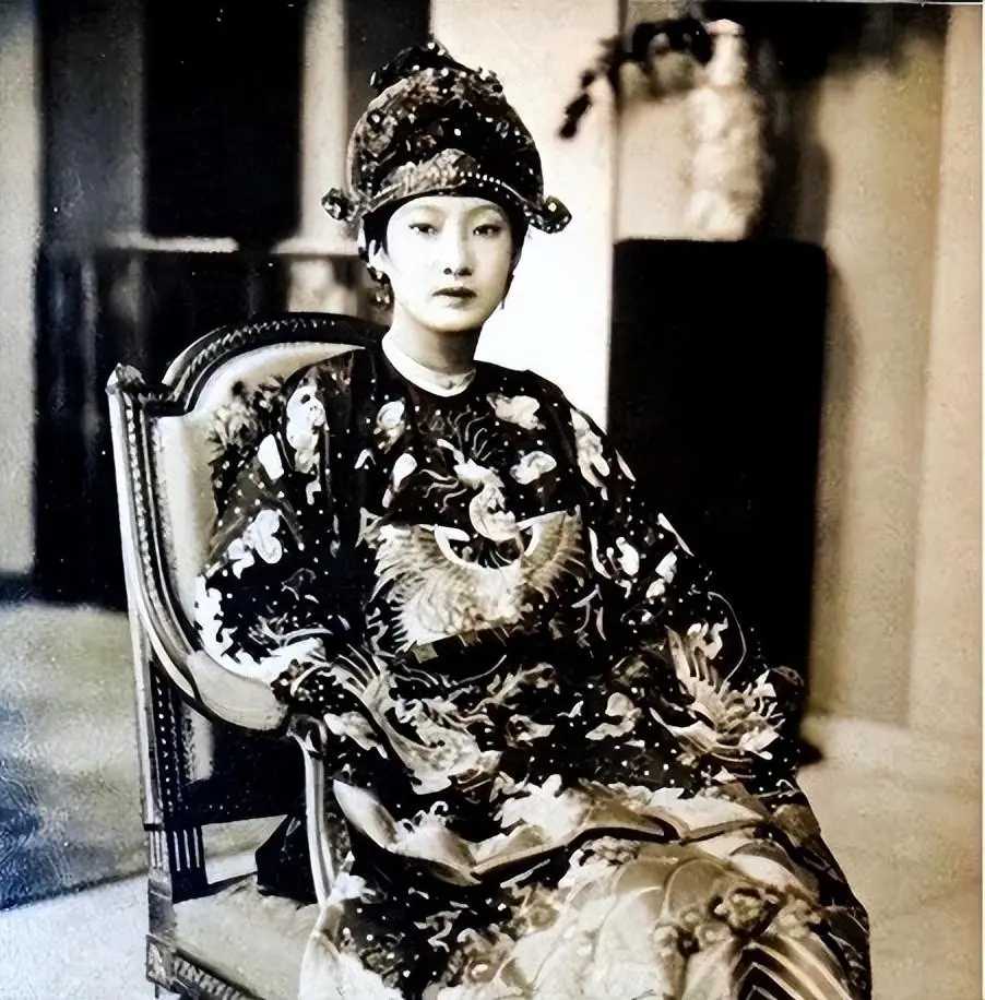 她与越南末代皇帝保大帝的爱情故事一度成为传奇,但最终却以悲剧收场.