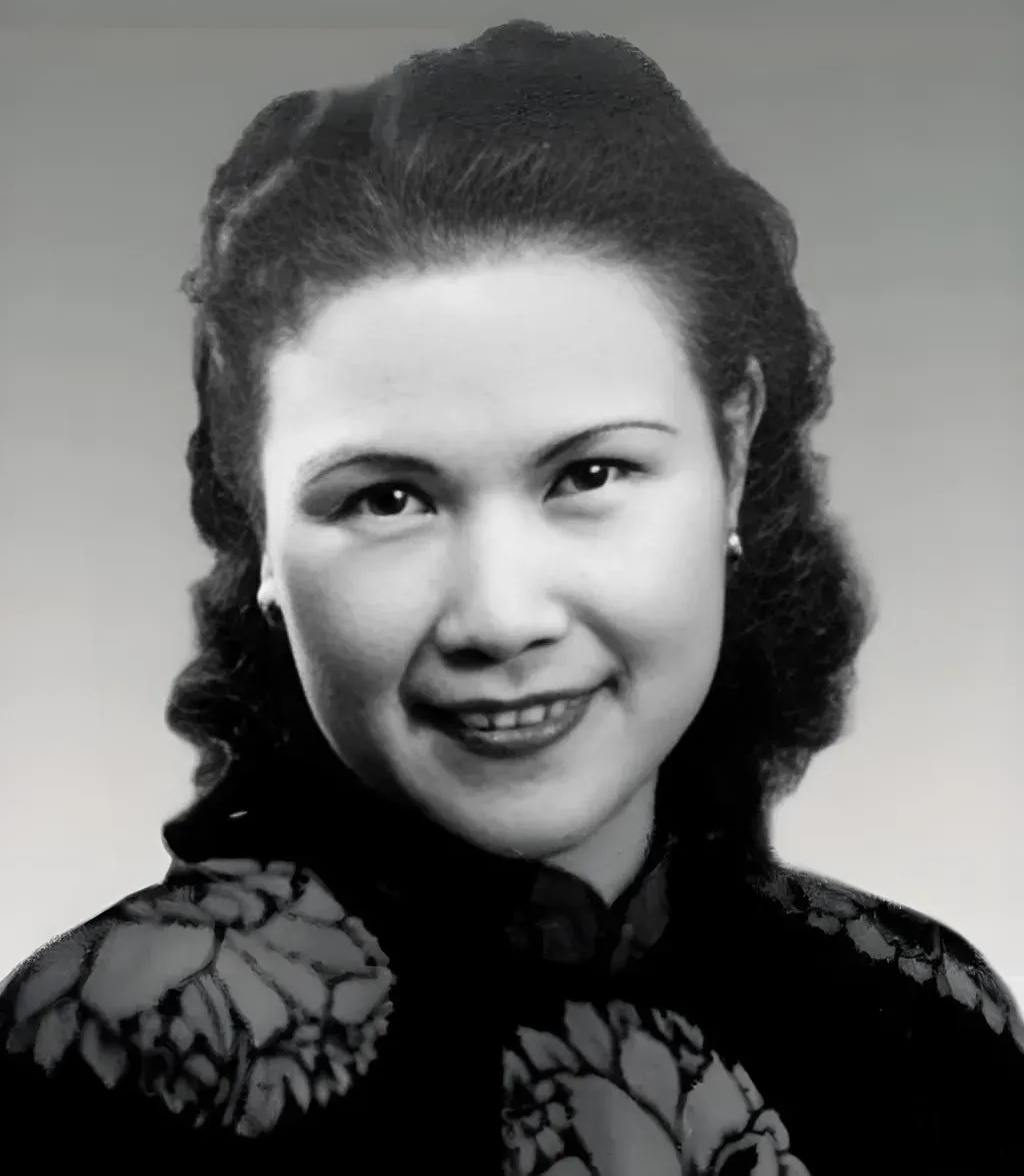 "  1936年,19岁的叶露茜嫁给了21岁的男演员赵丹,后来生了一女一儿.