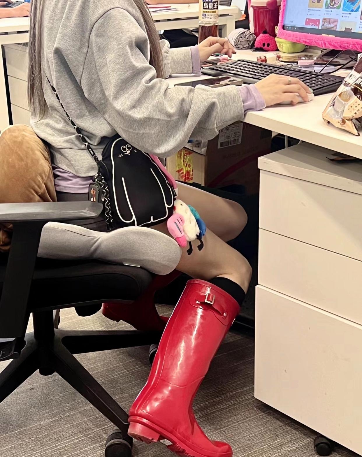 网友: 炎热的夏天,同事穿靴子上班真的好吗?我想说,难道不热吗?