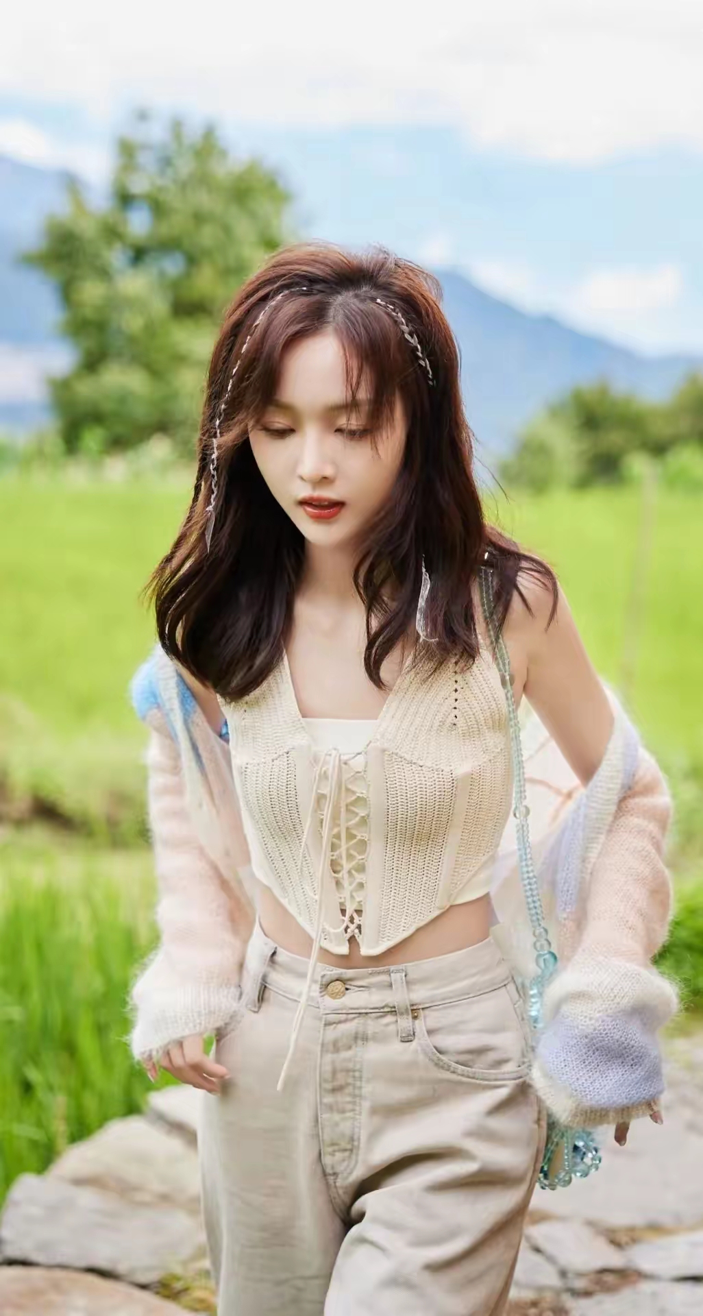大美女吴宣仪的一组写真美照,一身休闲个性的穿搭,又美又飒