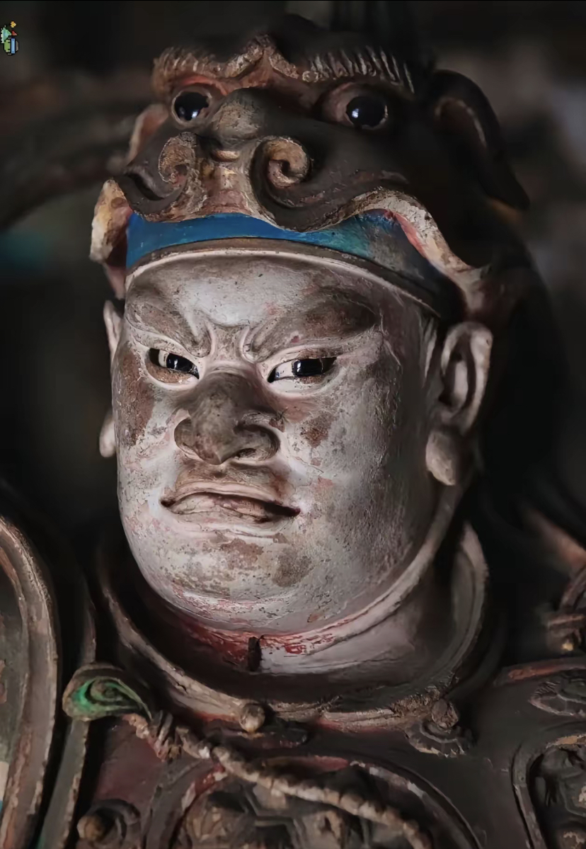 我诧异,为什么佛像会有一双活人的眼睛? 这是千年回眸吗?