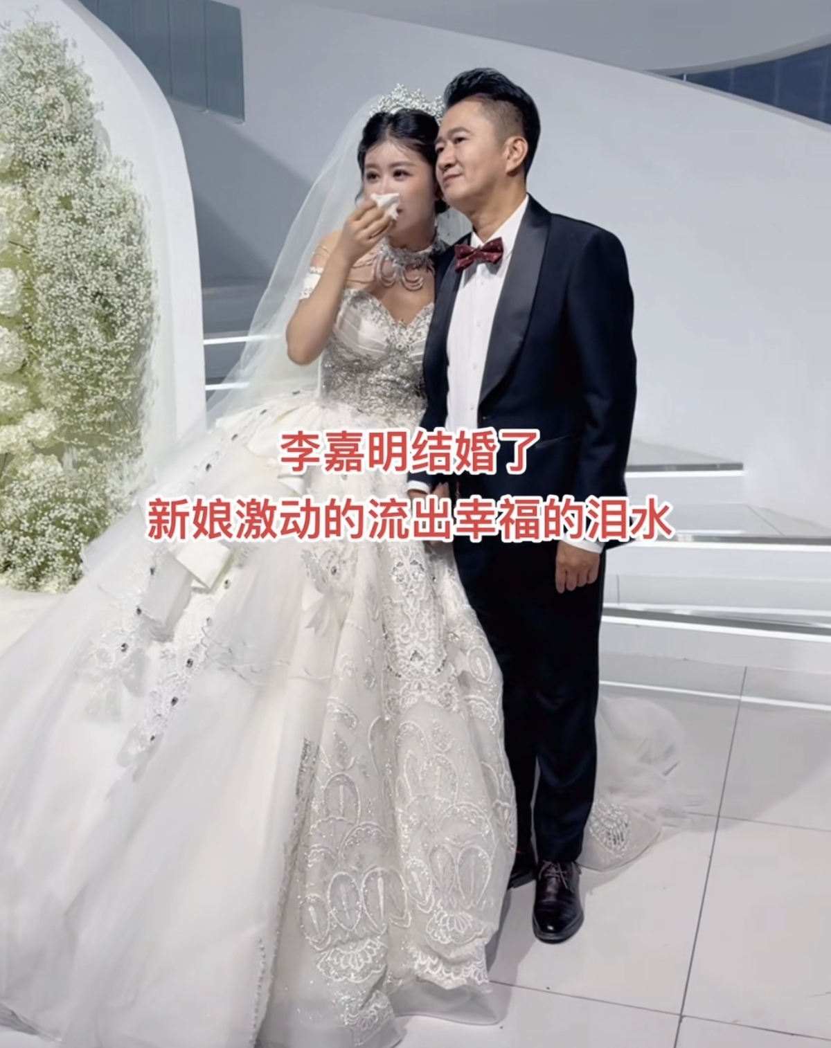 近日网络上有两件事上热搜了唐鉴军为儿子举办百岁宴和演员李嘉明