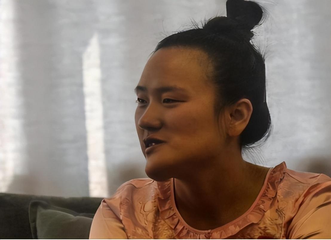 辽宁歪脸女孩,父母双亡,她整容成女神,拒百万年薪,只想当老师