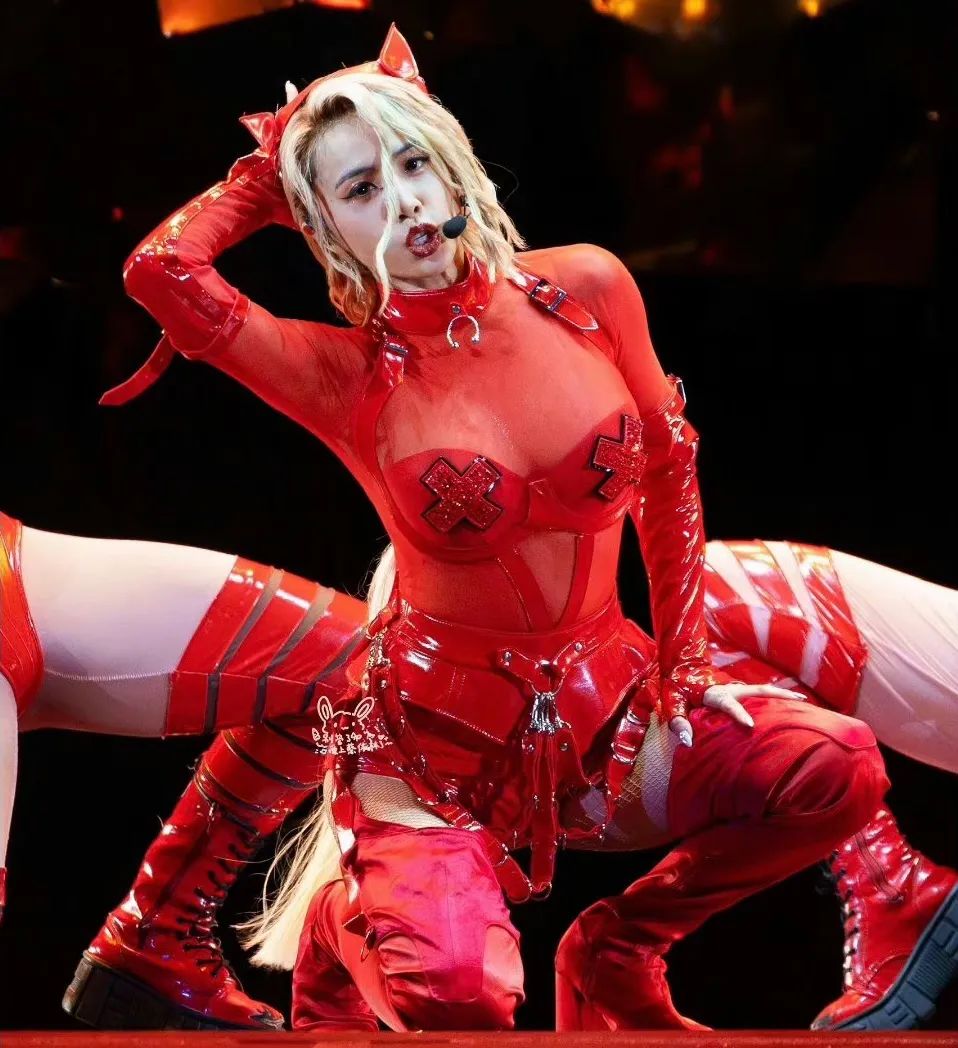 蔡依林如此豪放,火辣透视装,视觉和听觉双重冲击,歌迷受不了!