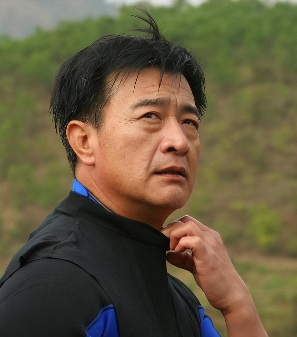 80年代最帅男演员周里京:外出拍戏时妻子在家中遇害,如今怎样了