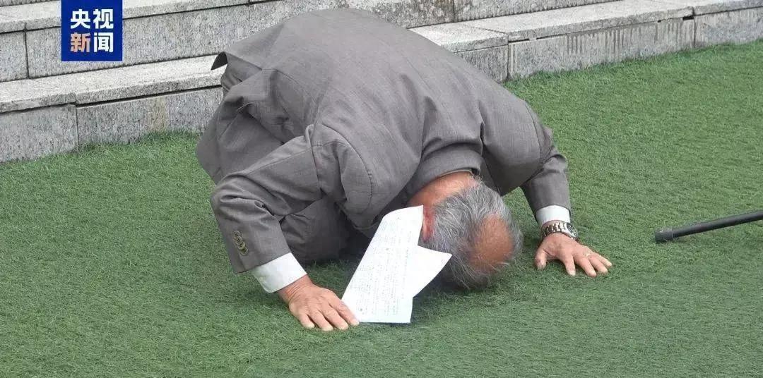 铭记历史珍爱和平:76 岁侵华日军后裔赤脚跪地向中国人民谢罪