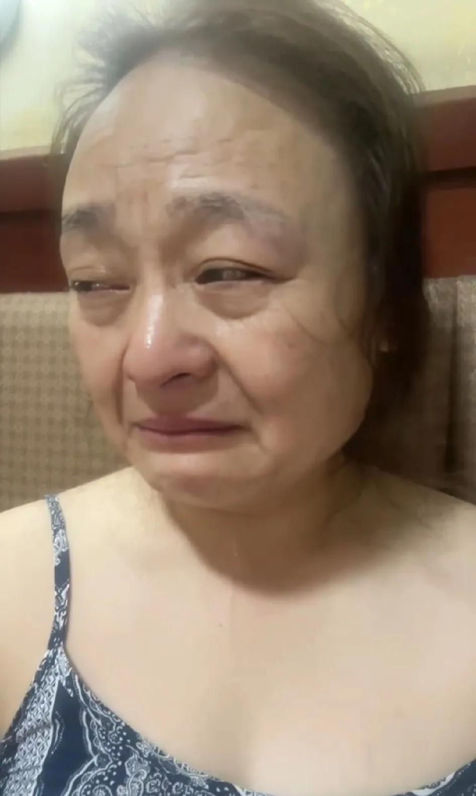 丑大妈大姨伤心图片60岁大妈每天被两个男友折磨四川60岁老阿姨叫的没
