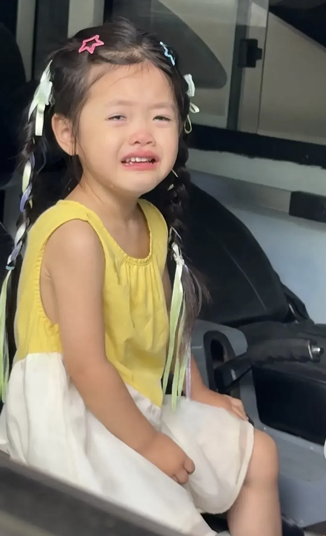 了,妈妈像往常一样在门口迎接不听话的小女孩图片在商场走失的小女孩