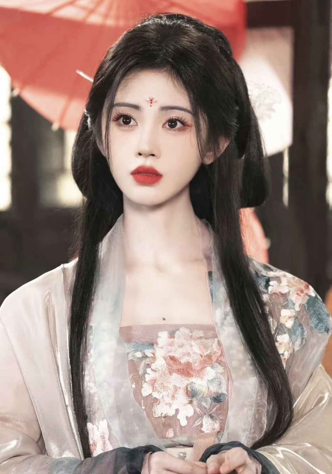 鞠婧祎cos嫦娥美出了新高度,娴静清冷,仿若画中仙子走到了现实