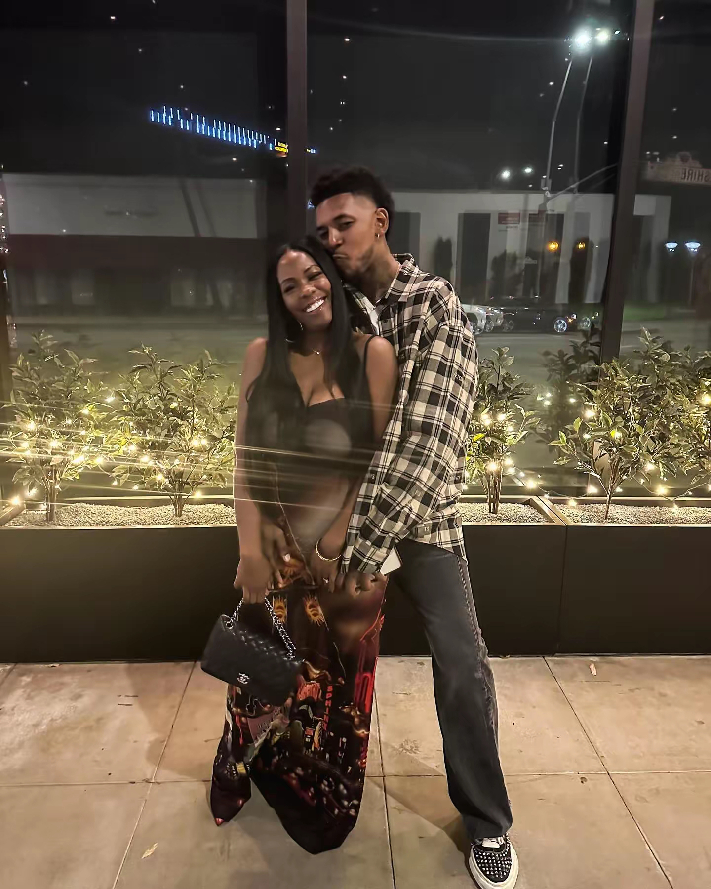 尼克-杨今日更新了自己的社媒晒出了跟未婚妻keonna necole的合照