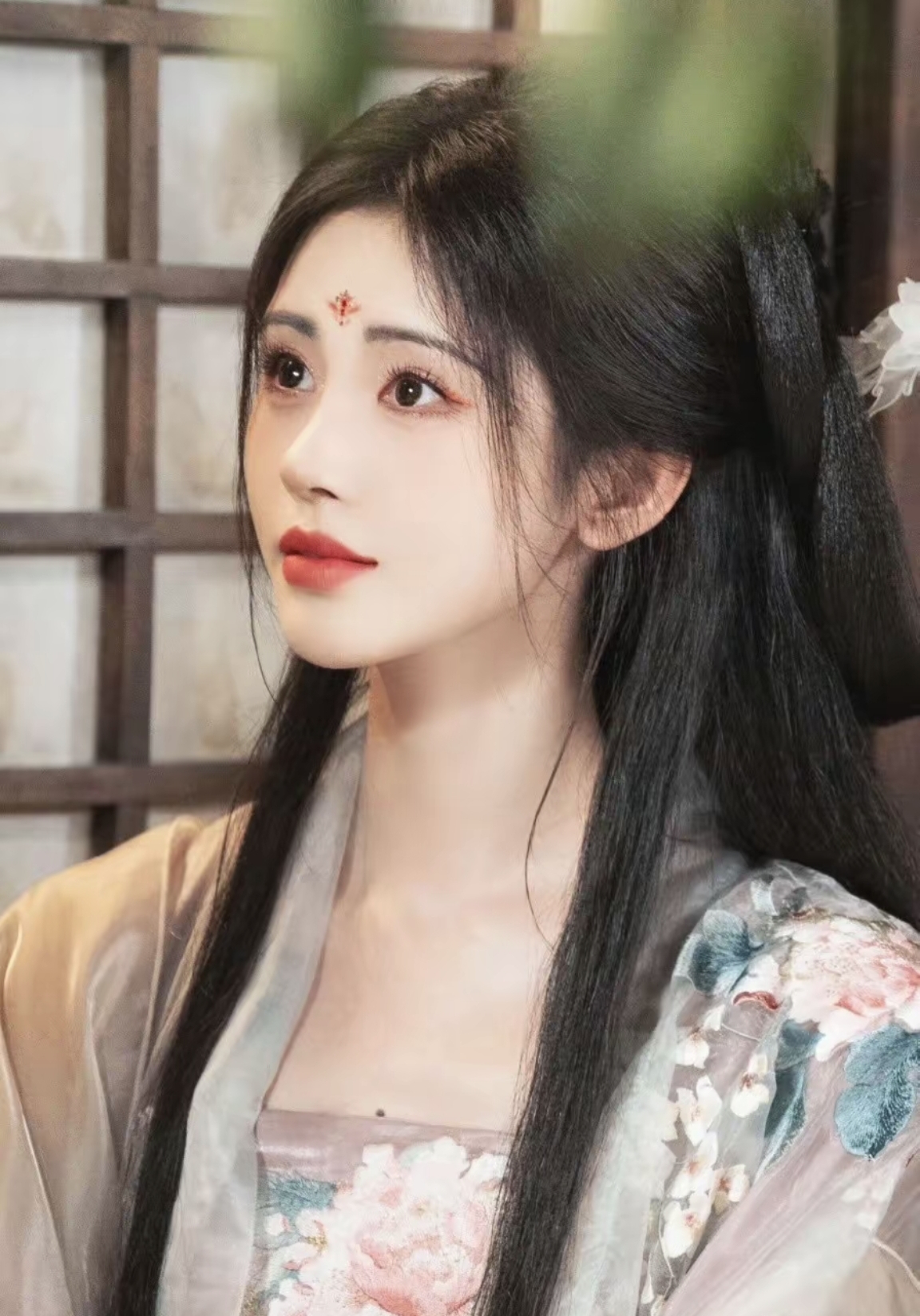 鞠婧祎cos嫦娥美出了新高度,娴静清冷,仿若画中仙子走到了现实