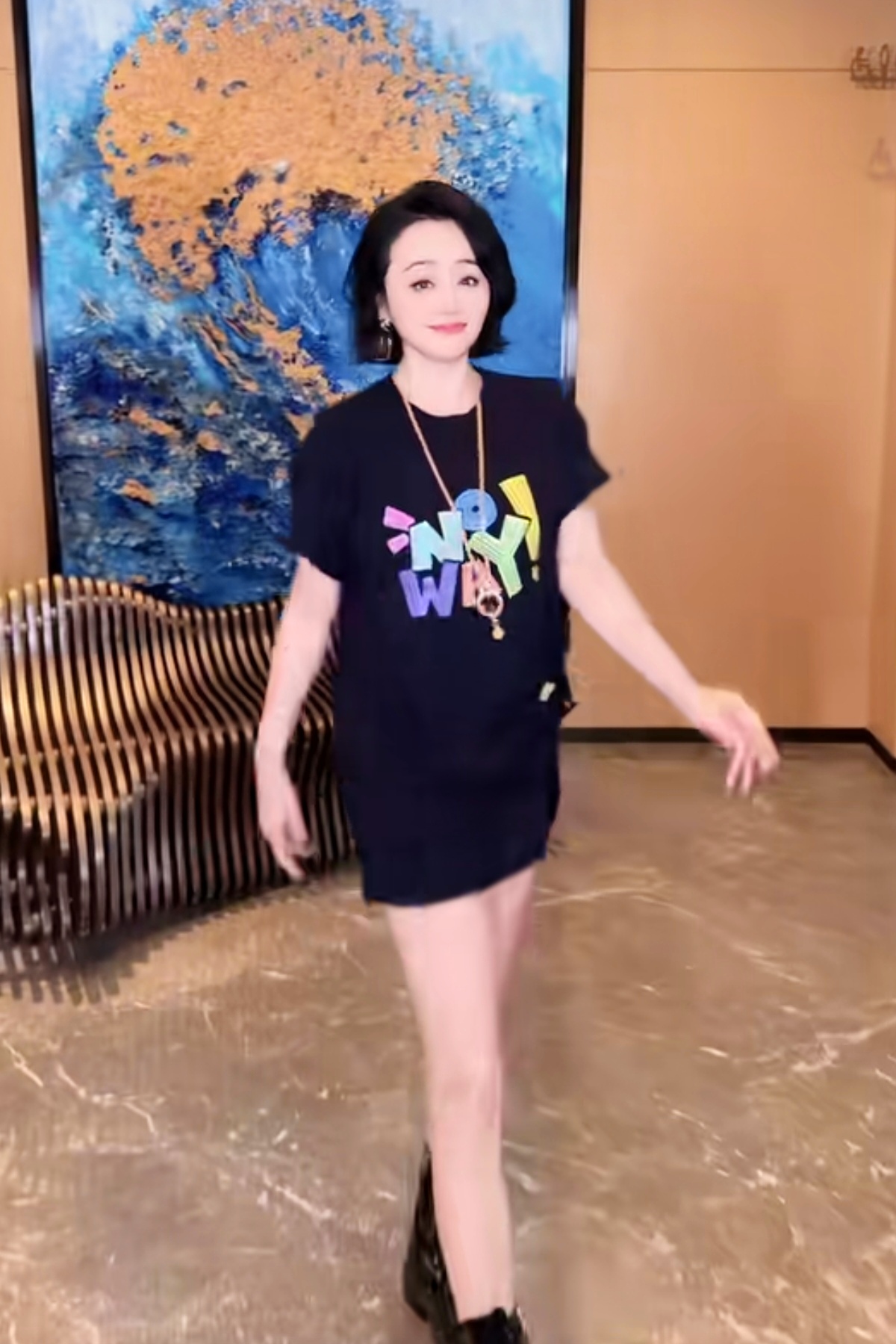 五十岁的曹颖身材匀称皮肤细腻真的很显年轻