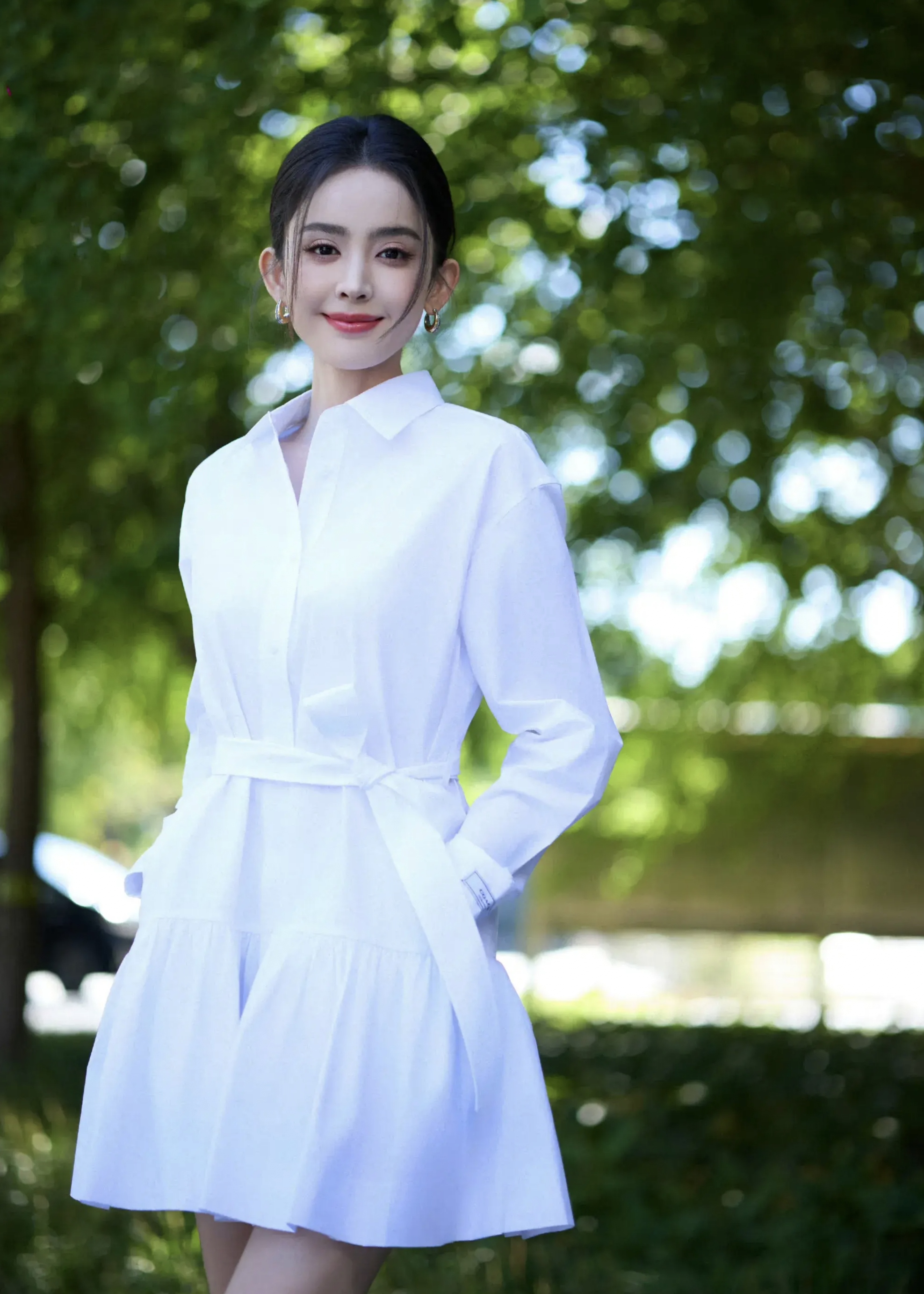 娜扎身穿白色衬衫连体短裙搭配小白鞋,五官精致漂亮,肌肤白皙透亮