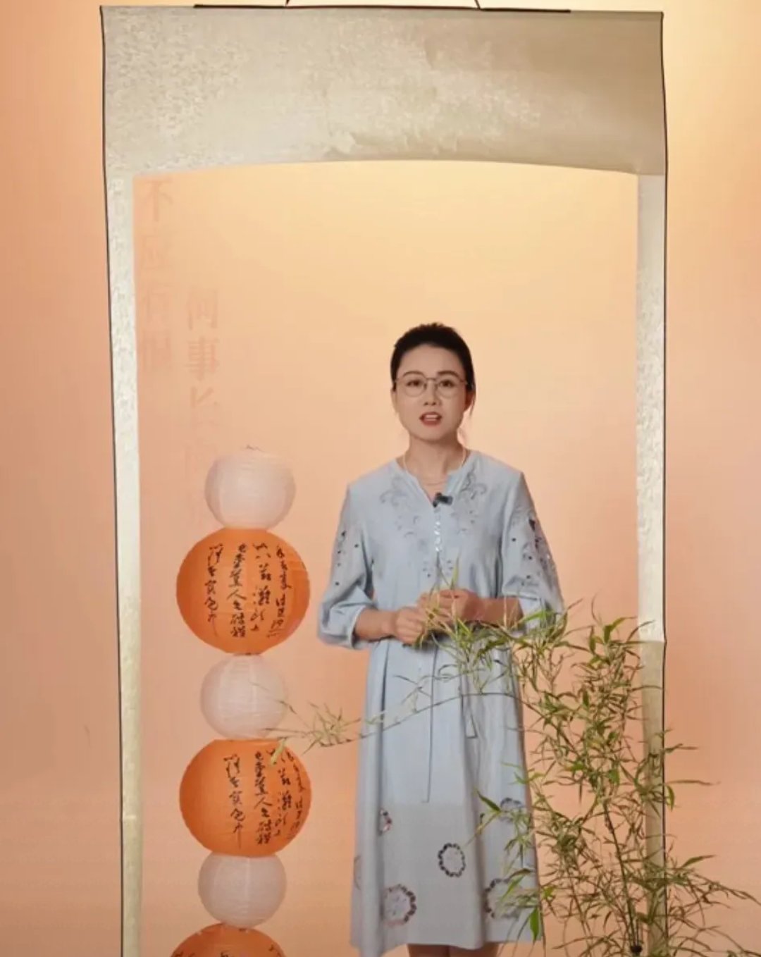 目睹"与辉同行"主播团共赏书海的温馨画面,心中不禁涌动起无限喜爱