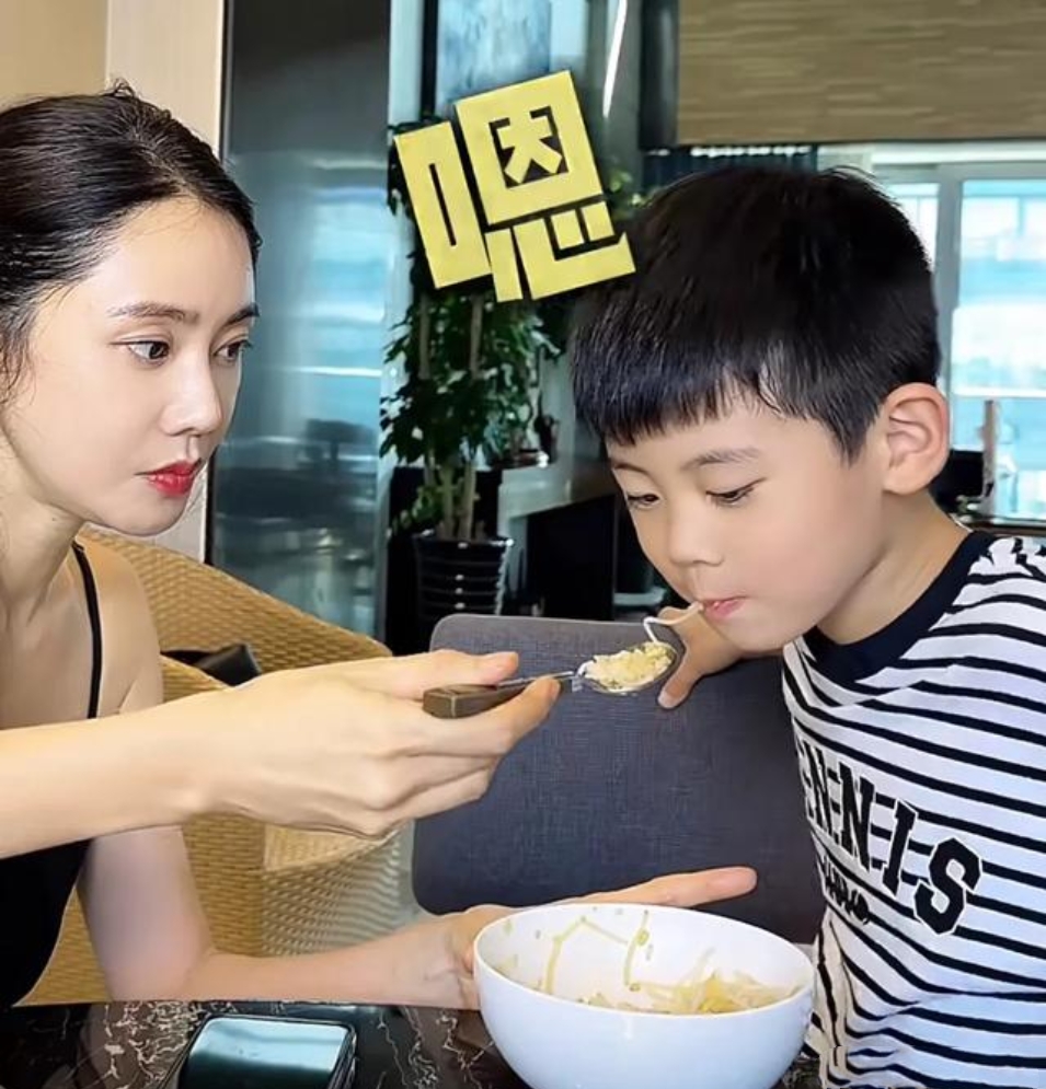 秋瓷炫就儿子中文差作出回应,同时透露父子已有一年半未见面秋瓷炫对