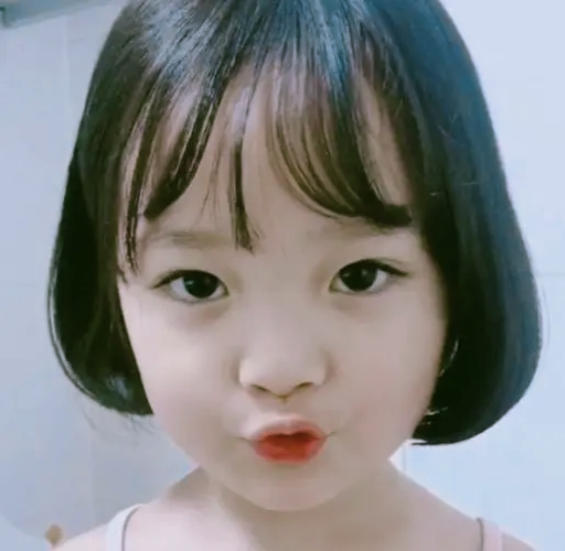 曾经红透半边天的韩国小孩表情包,本人长大后变了样,如今已成为网红
