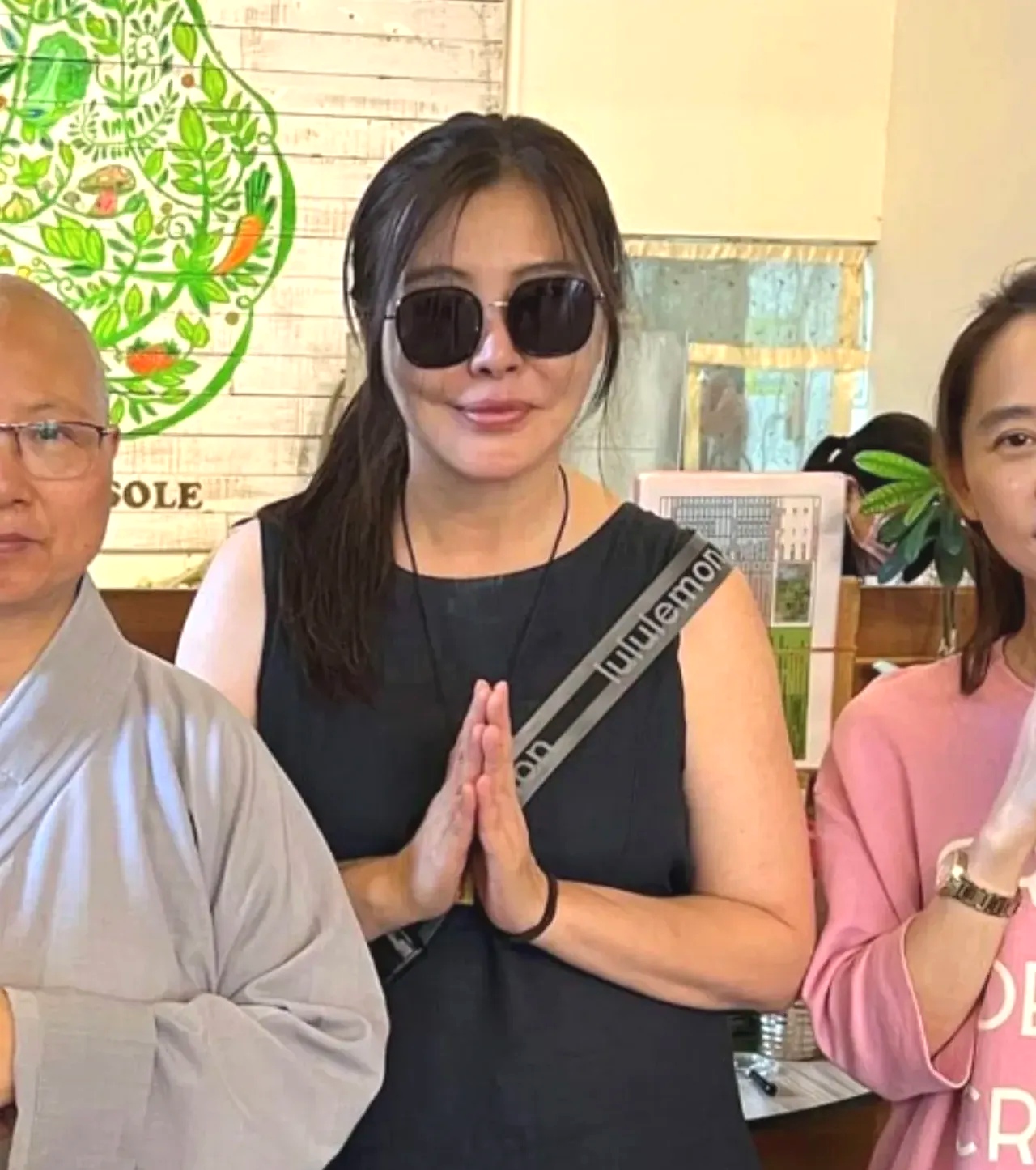 网友偶遇王祖贤回台湾过中秋现在的她到哪都戴着墨