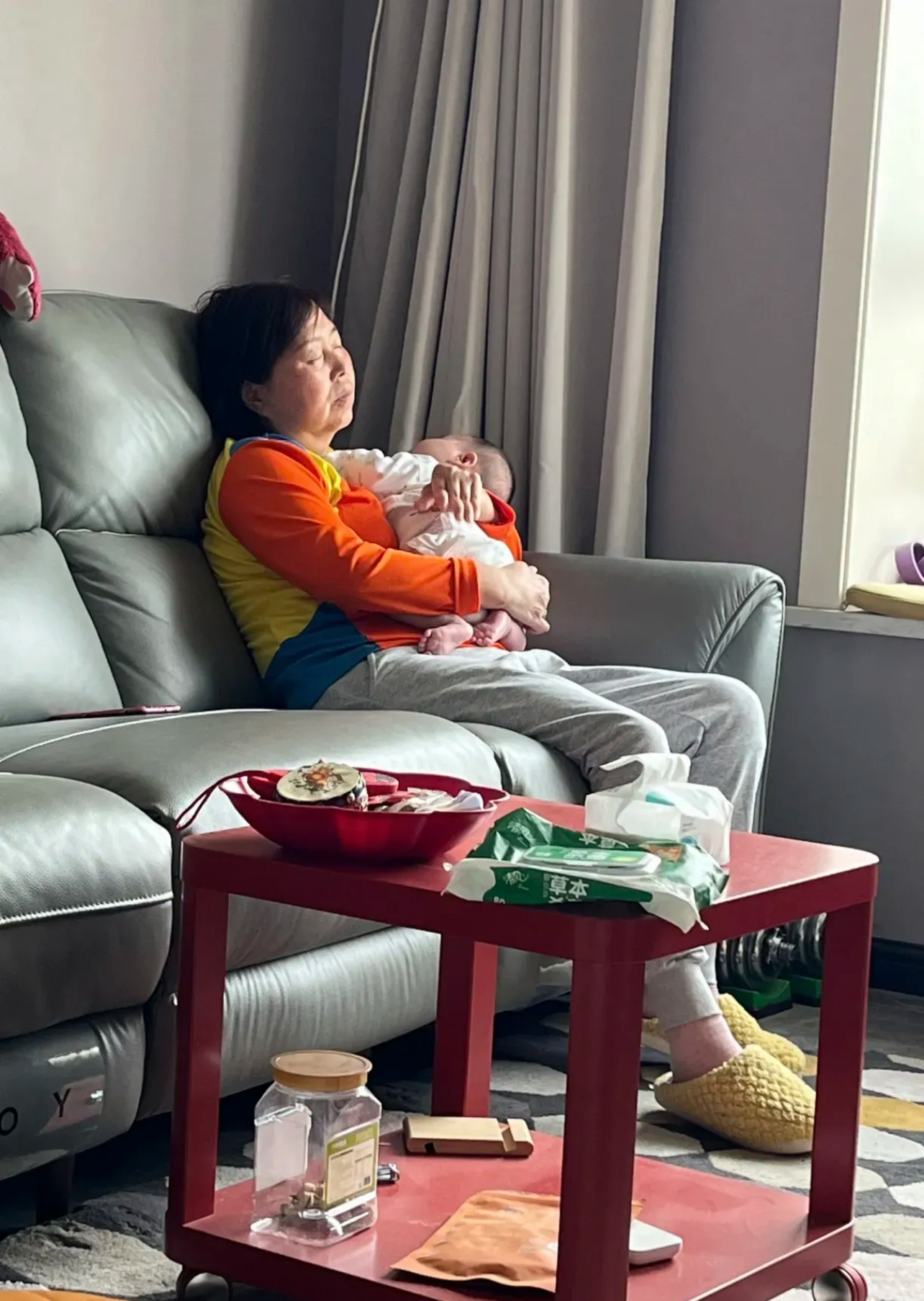 这期间她雇了个保姆我和她两个人带孩子基本白天没我什么事晚上我