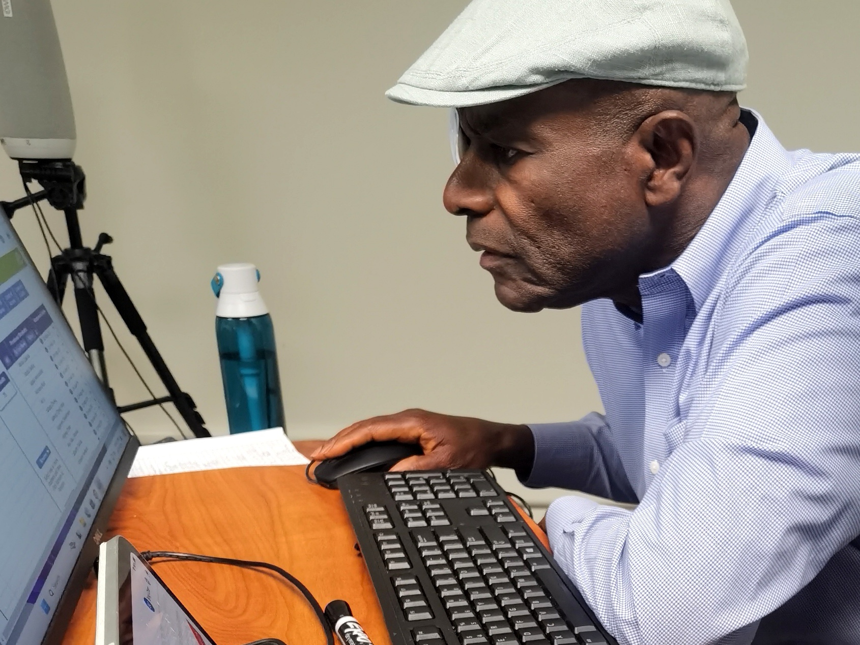 今天老师一进教室就问大家,中文里"在哪里"和"在哪"有什么不同