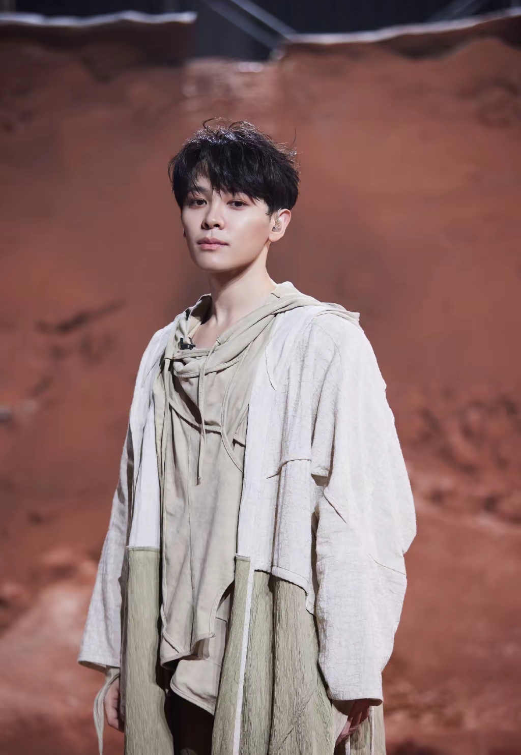 斩棘的哥哥第四次演唱会石凯不再盯着梁龙了,而是把目光转向了尤长靖