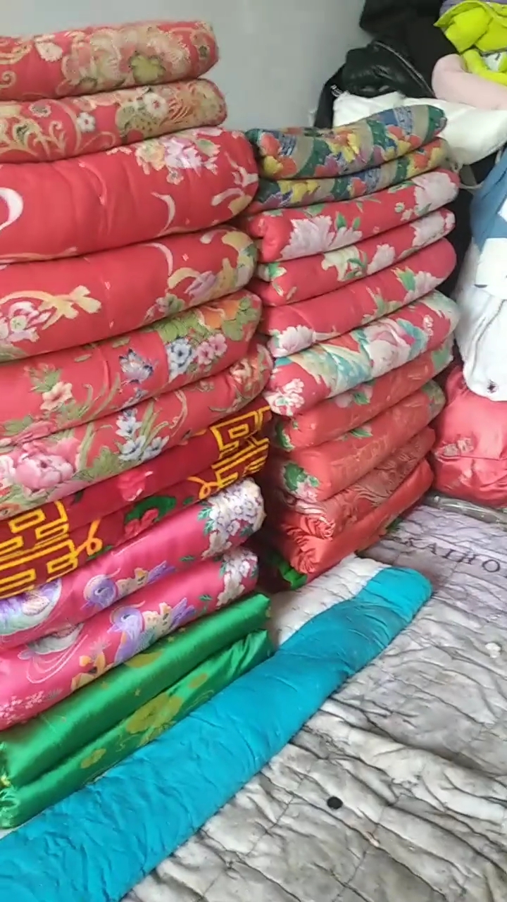 这可真是满满的农村气息,就这被子估计忒是一百年前的花型了,现在你们