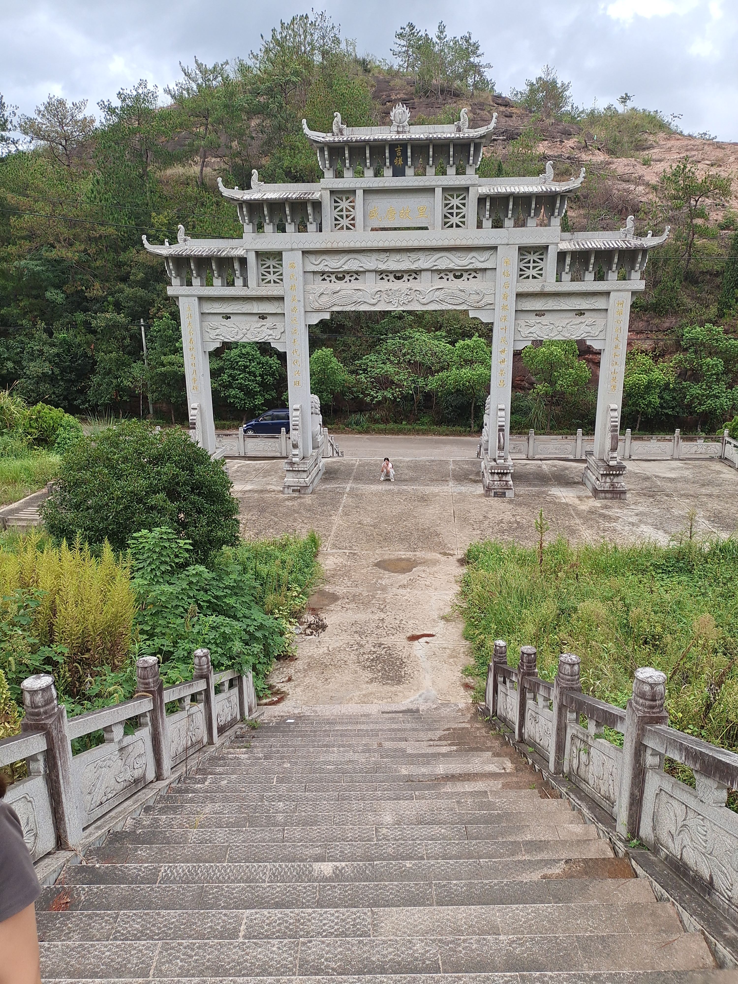 出去玩累,在家闷.不出去也不行,总是在屋里待着也没意思