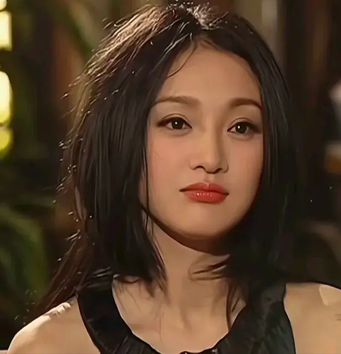 周迅年轻的时候真的长得像精灵一样,好美好美,眼睛亮亮的,嘴巴上翘有