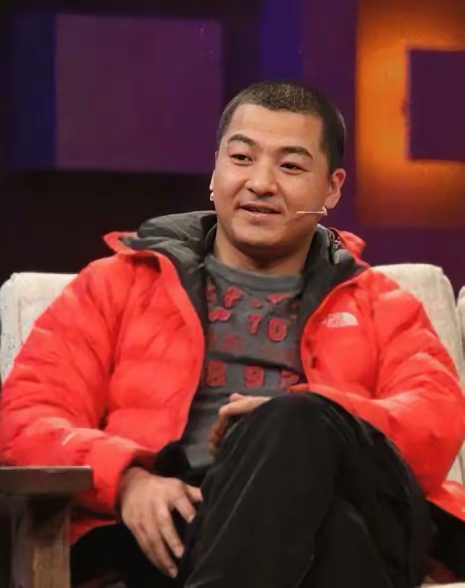 他凭借《闯关东》走入人们视野,他在剧里扮演老三朱传杰.