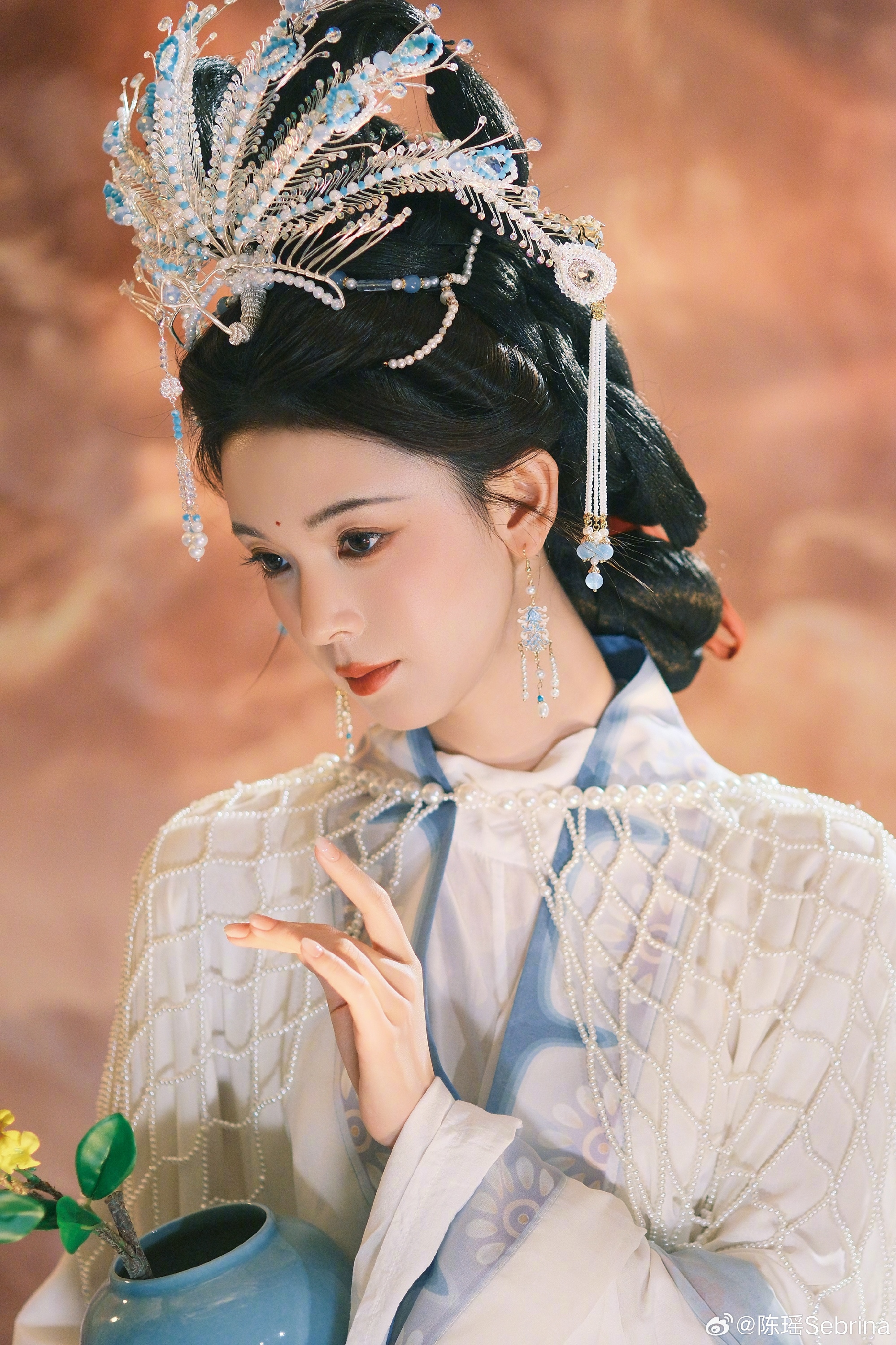 瑶妹的中秋造型好美有种女儿国国王的感觉