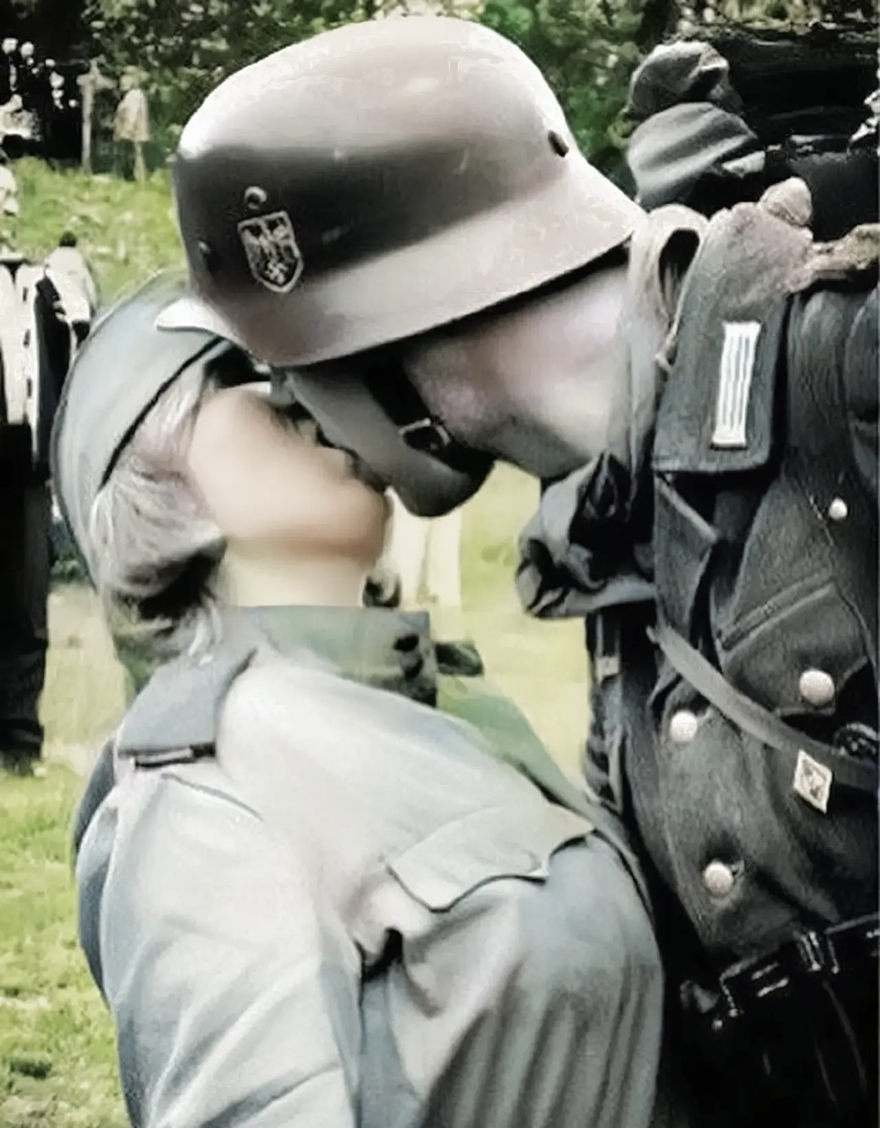 经典二战  1939年9月22波兰一位德国士兵亲吻苏联女兵