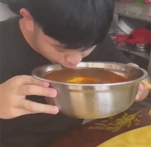 哈哈大笑,20张搞笑图片,饭店的餐具都穿内增高了?