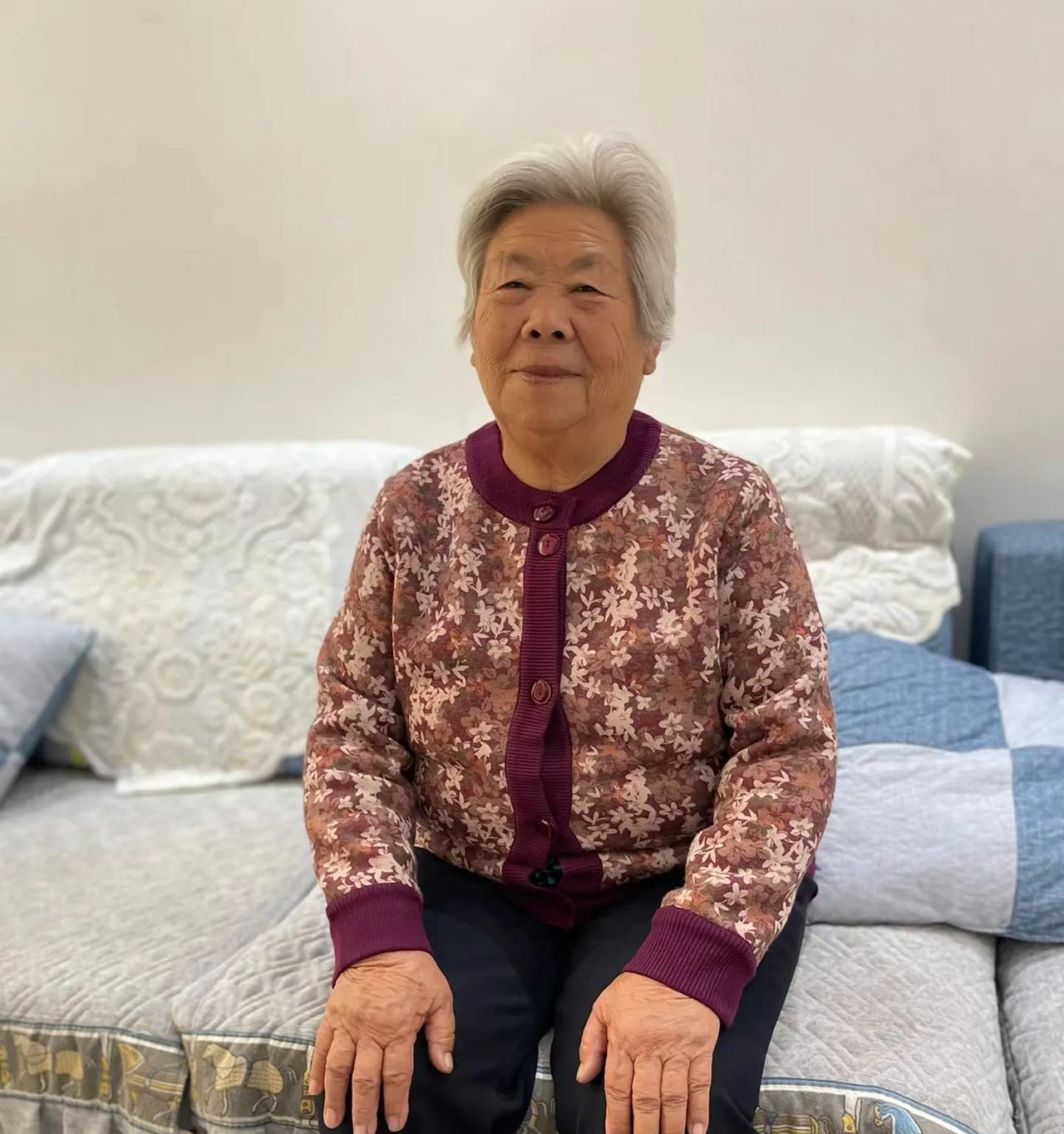 农村老太太3年没见儿子了,想去住几天,进门刚坐下,儿子就塞给我一张纸