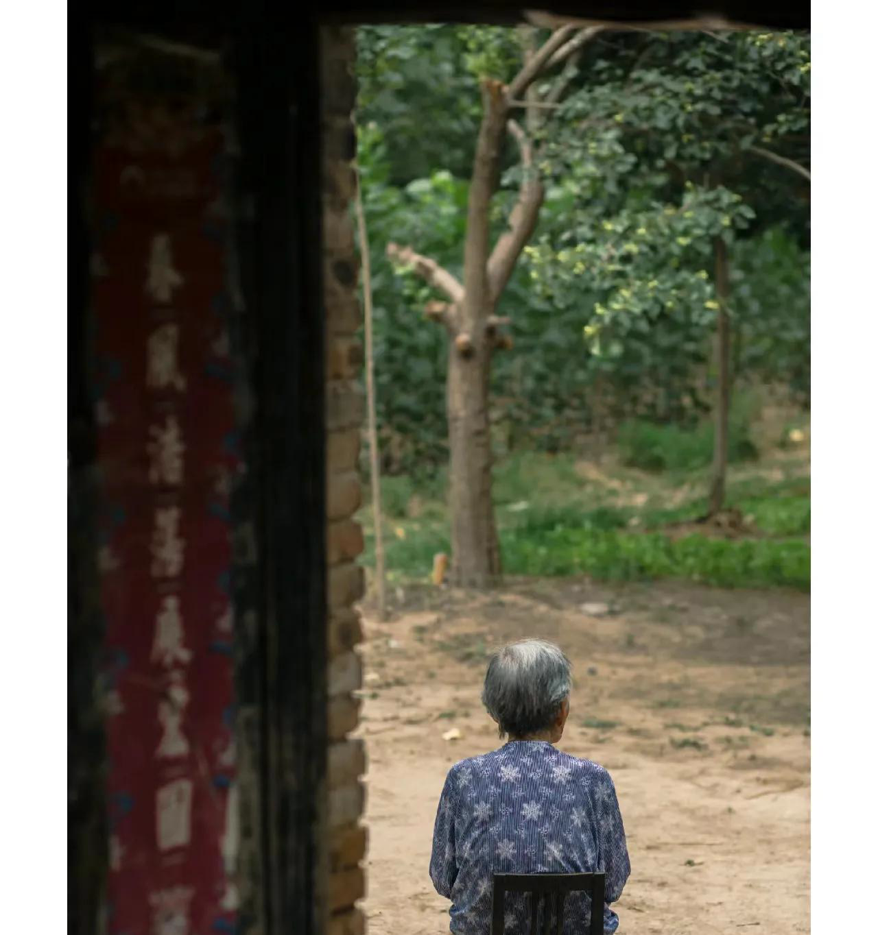 我外婆有三个儿子,虽然90多岁,身体健康,去年不小心摔了一跤,不幸骨折