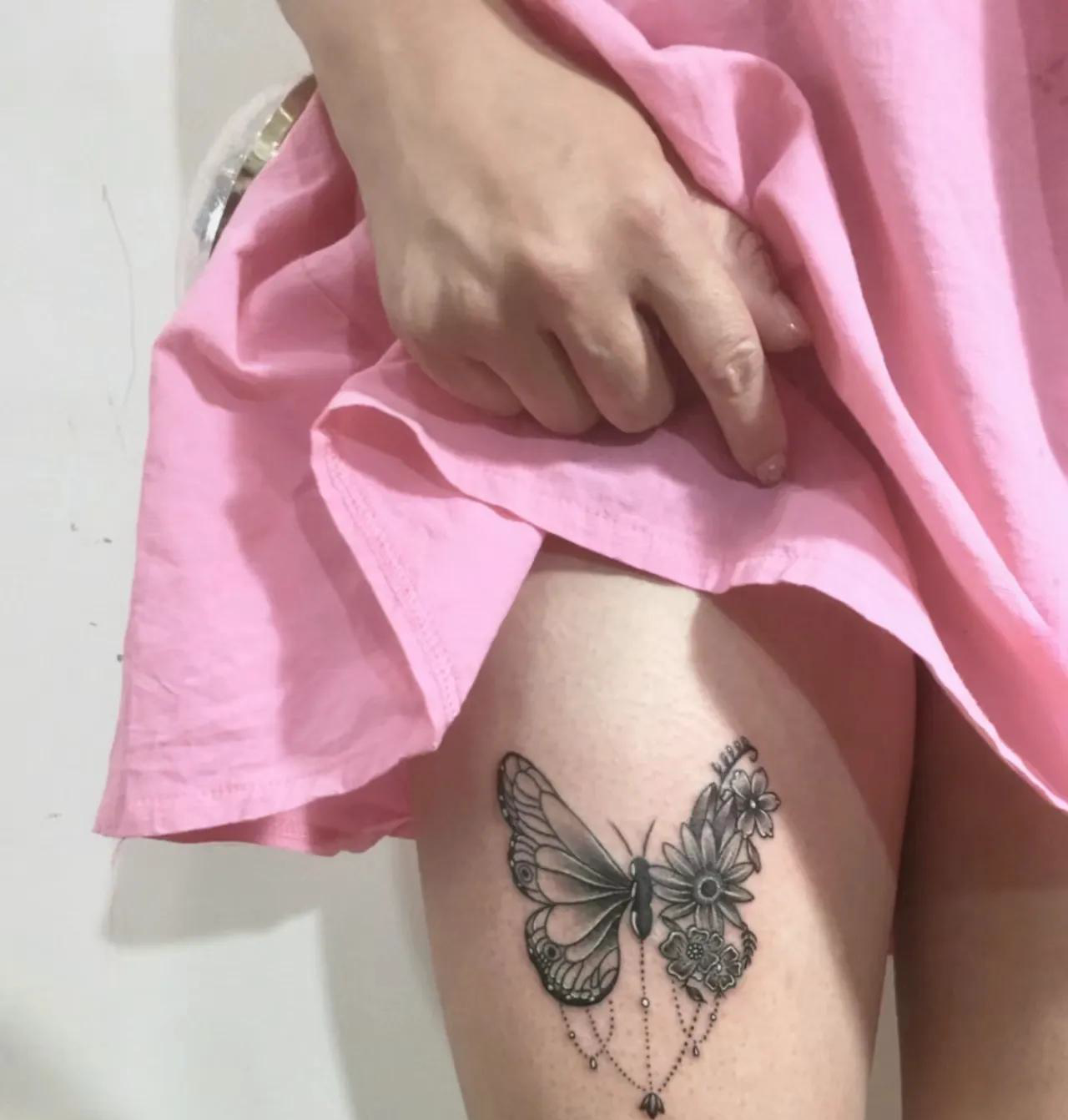 他发现了我腿上的小纹身,问我纹的是什么,我说是个蝴蝶,之前纹的,他说