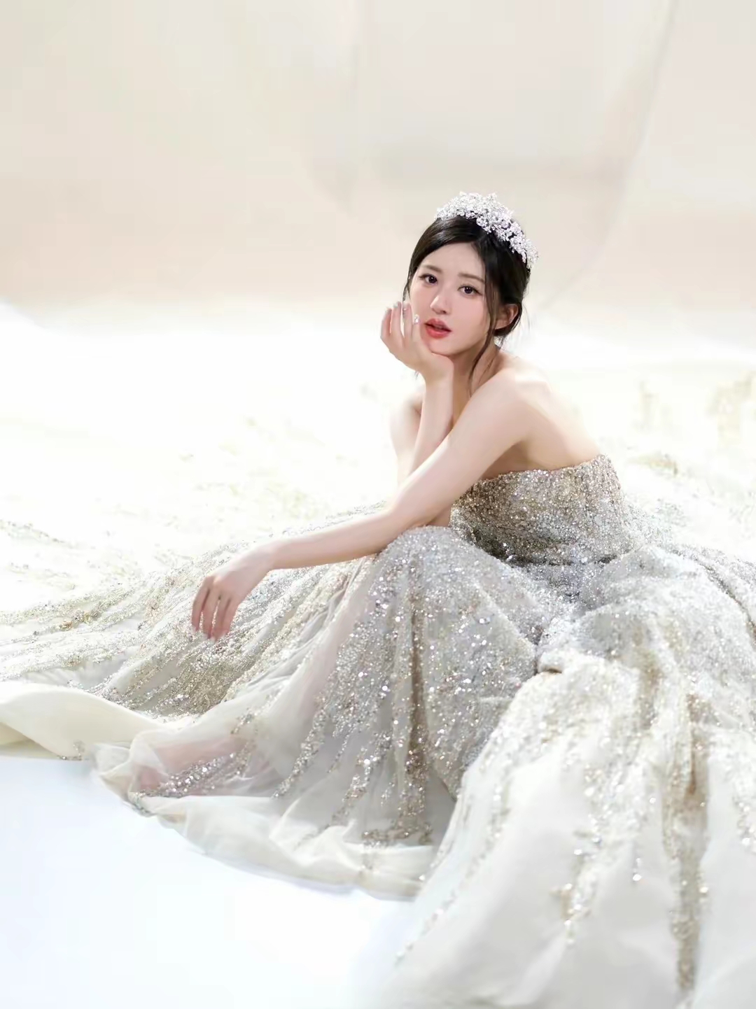 赵露思身穿星星碎钻大拖地抹胸裙,头戴发冠,绝美公主造型,太美了