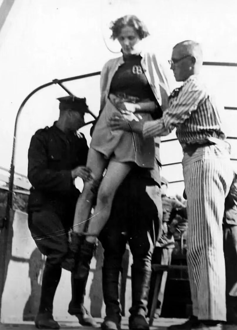 1945年,波兰处决纳粹集中营女警卫时,一张罕见的留影