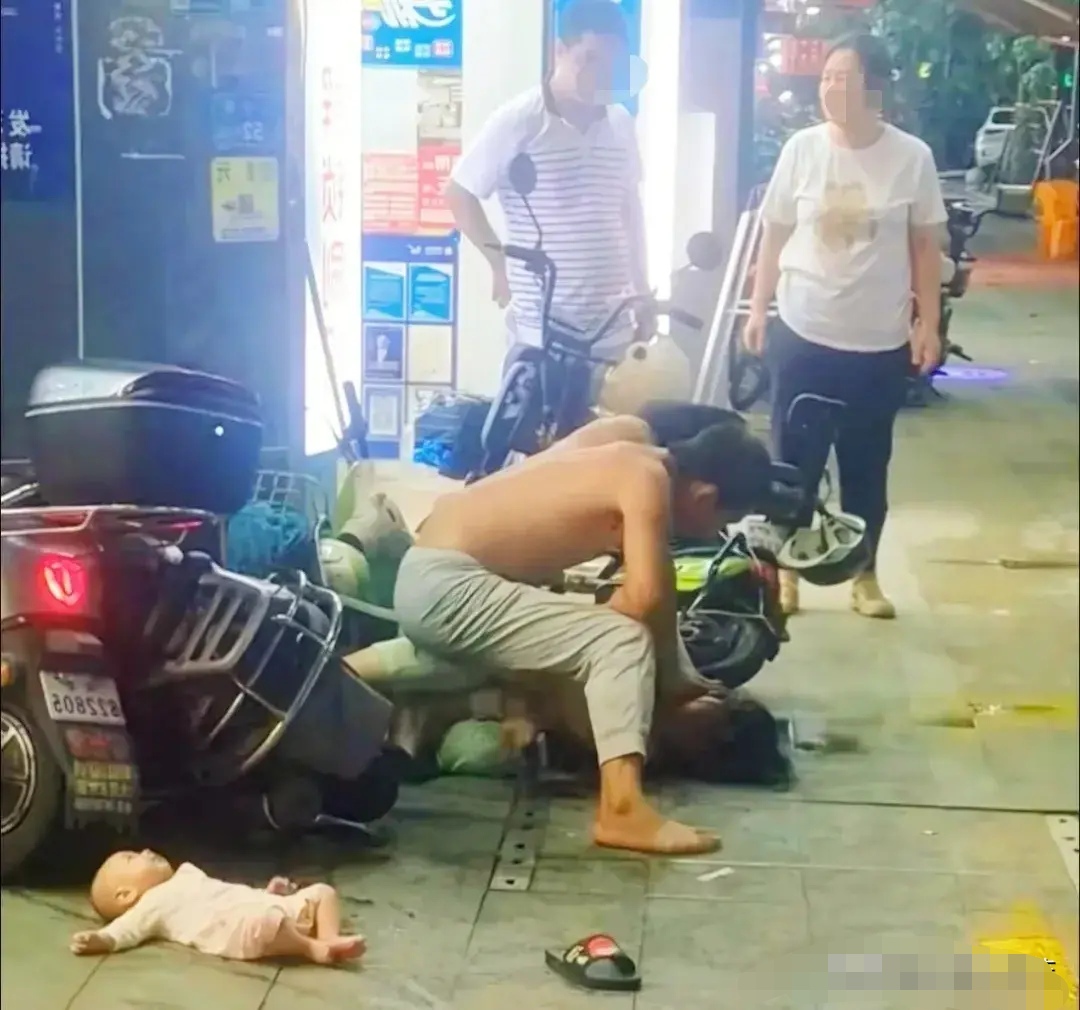 女生男生被家暴女踩被未成年人压在地上算违法吗高大女人压死弱小男人