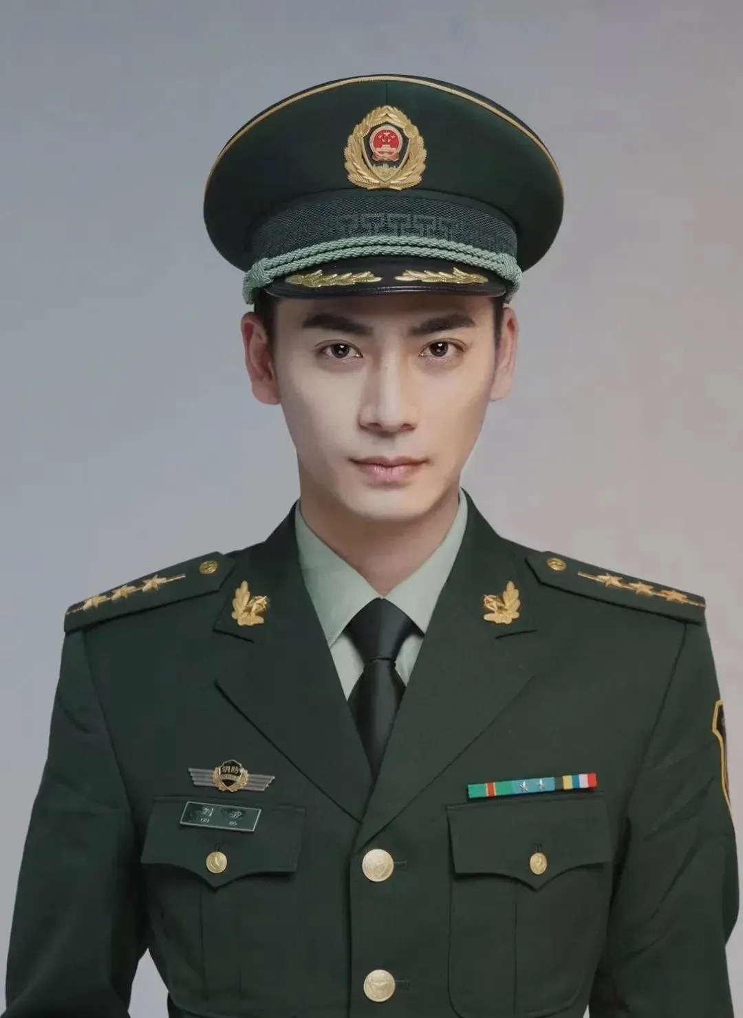 村里有个小伙子,当年没考上大学,就去当了两年兵,然后带着几万块的