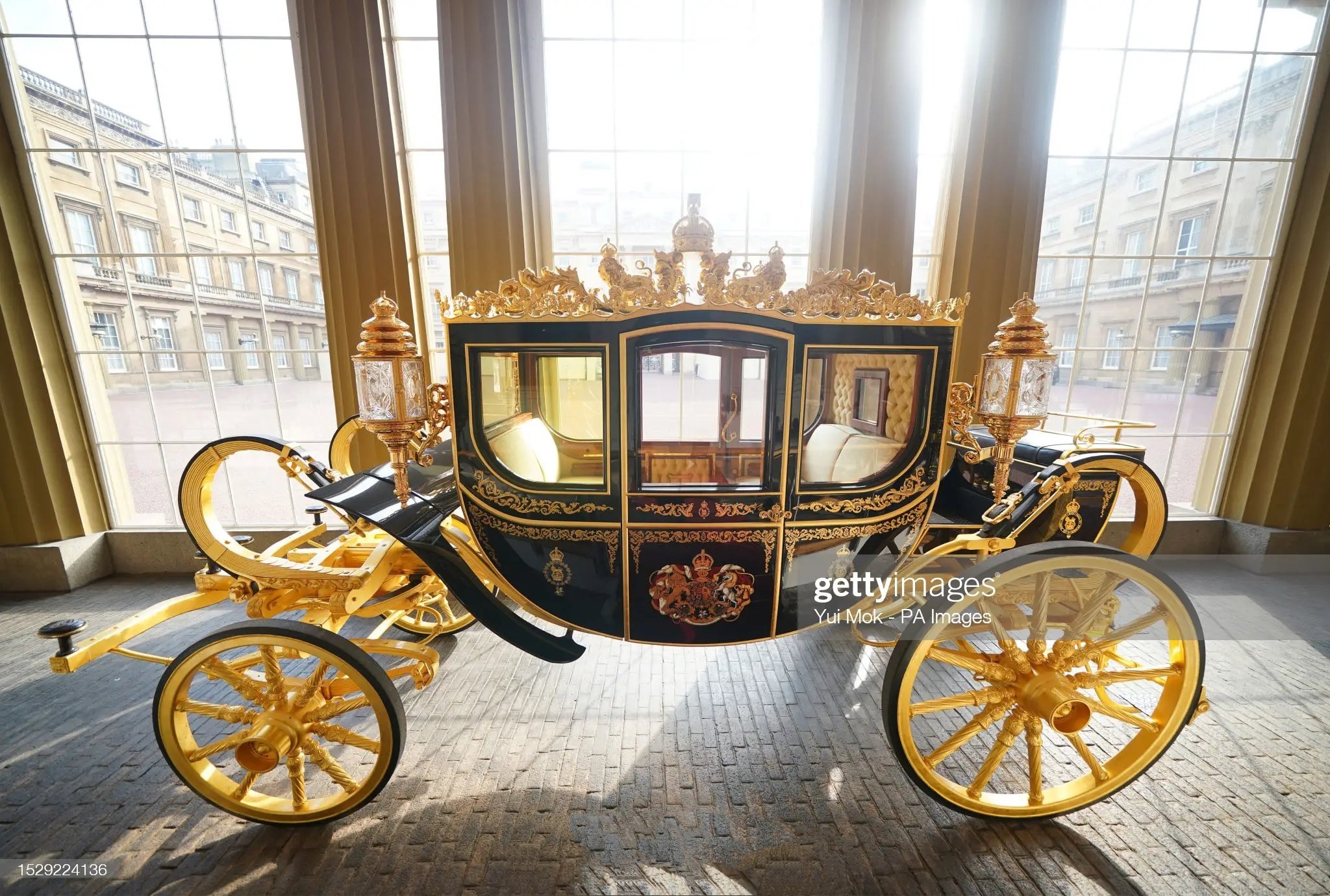 荷兰王室马车和英国王室马车,哪家豪横? 图1.2.3是荷兰,4.5.6是英国