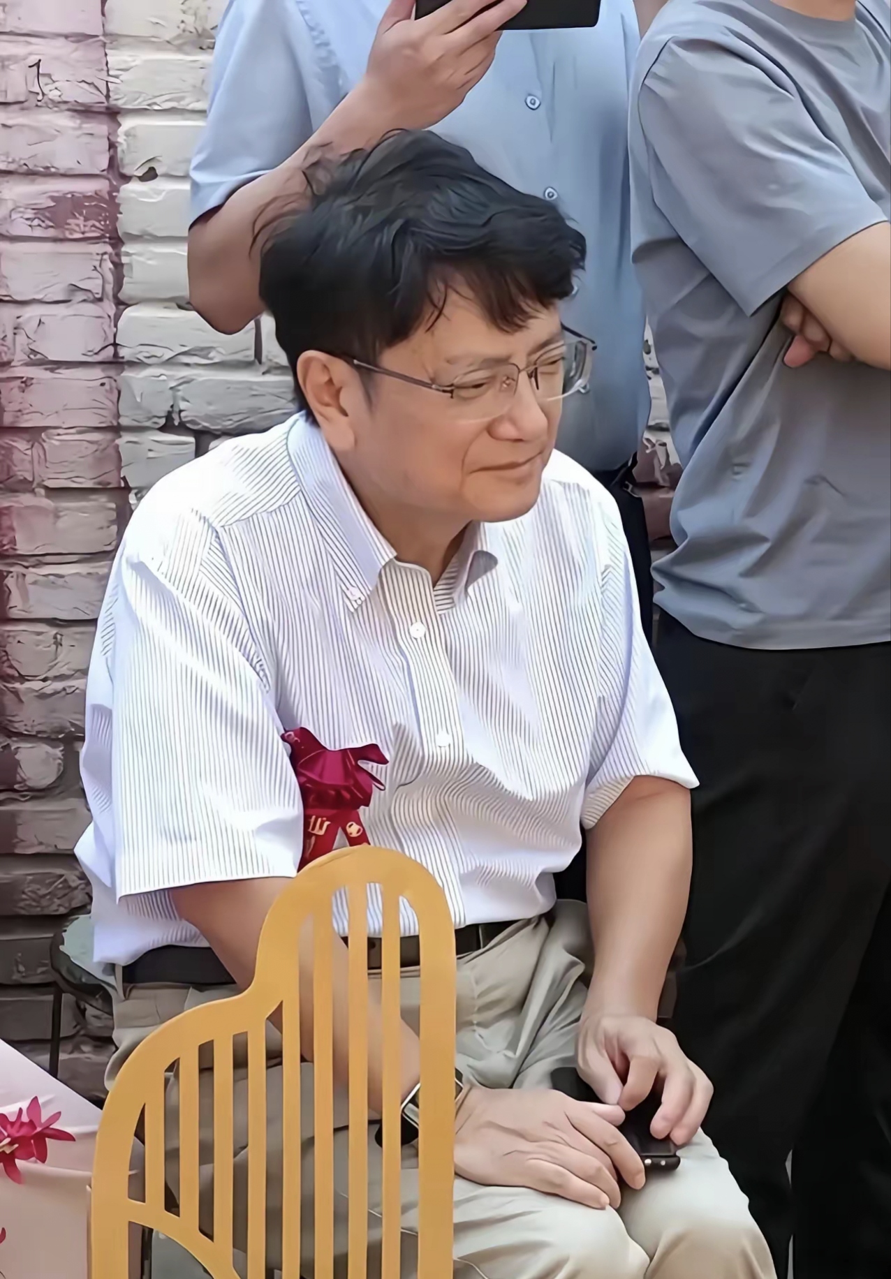 近日,郑强教授现身曾经秘书的婚礼,一个人在闲暇之余,坐在不显眼的