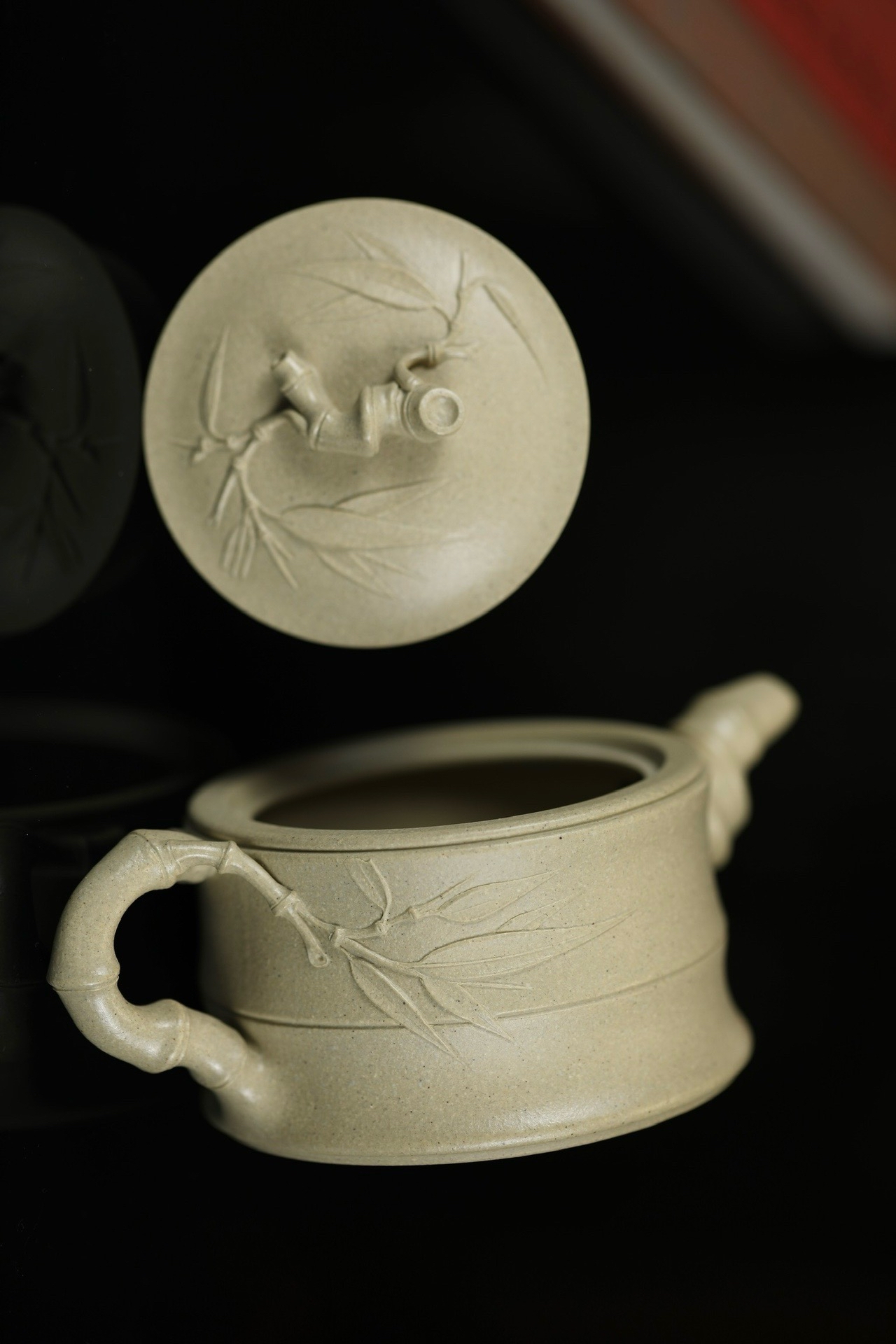 片片竹叶贴于壶身之上,清风徐来 ,疏影横斜,壶嘴壶钮壶把 ,亦取竹段