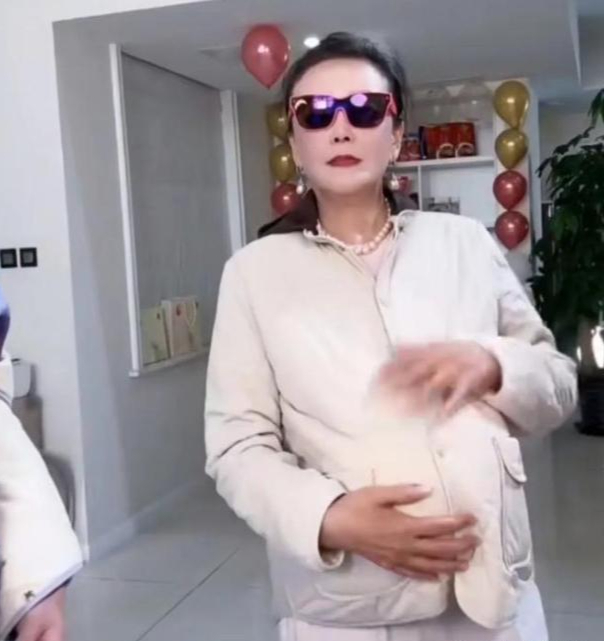 张兰在直播间扮孕妇疯狂锤打肚子  张兰在直播间扮孕妇疯狂锤打肚子说