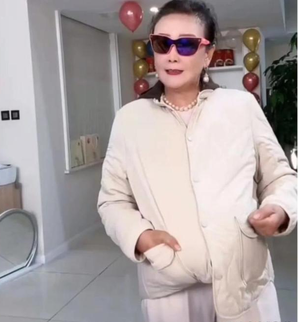 张兰在直播间扮孕妇疯狂锤打肚子  张兰在直播间扮孕妇疯狂锤打肚子说