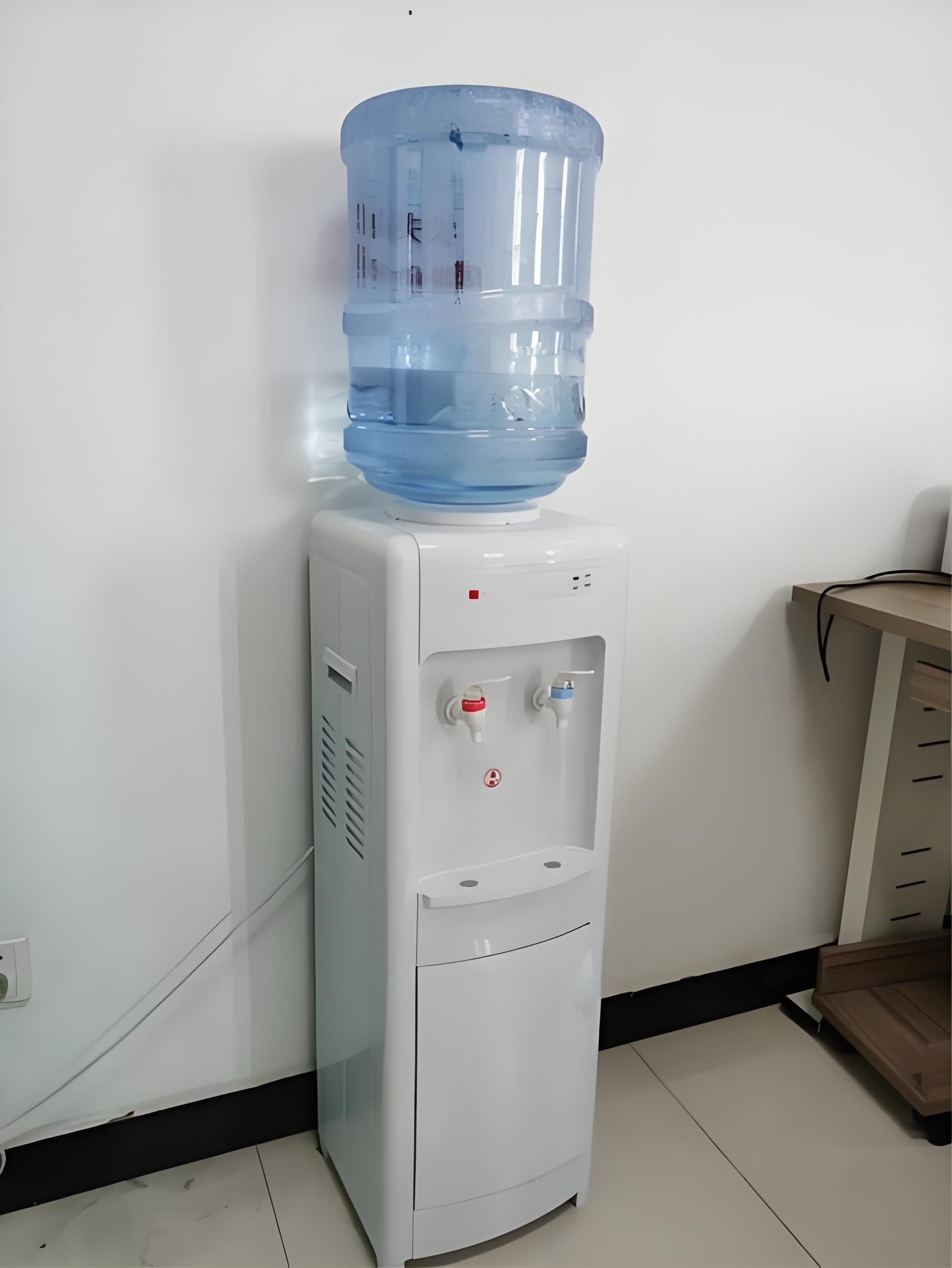 办公室饮水机没水了,本来我准备去换,但是我突然觉得怎么每次换水都是